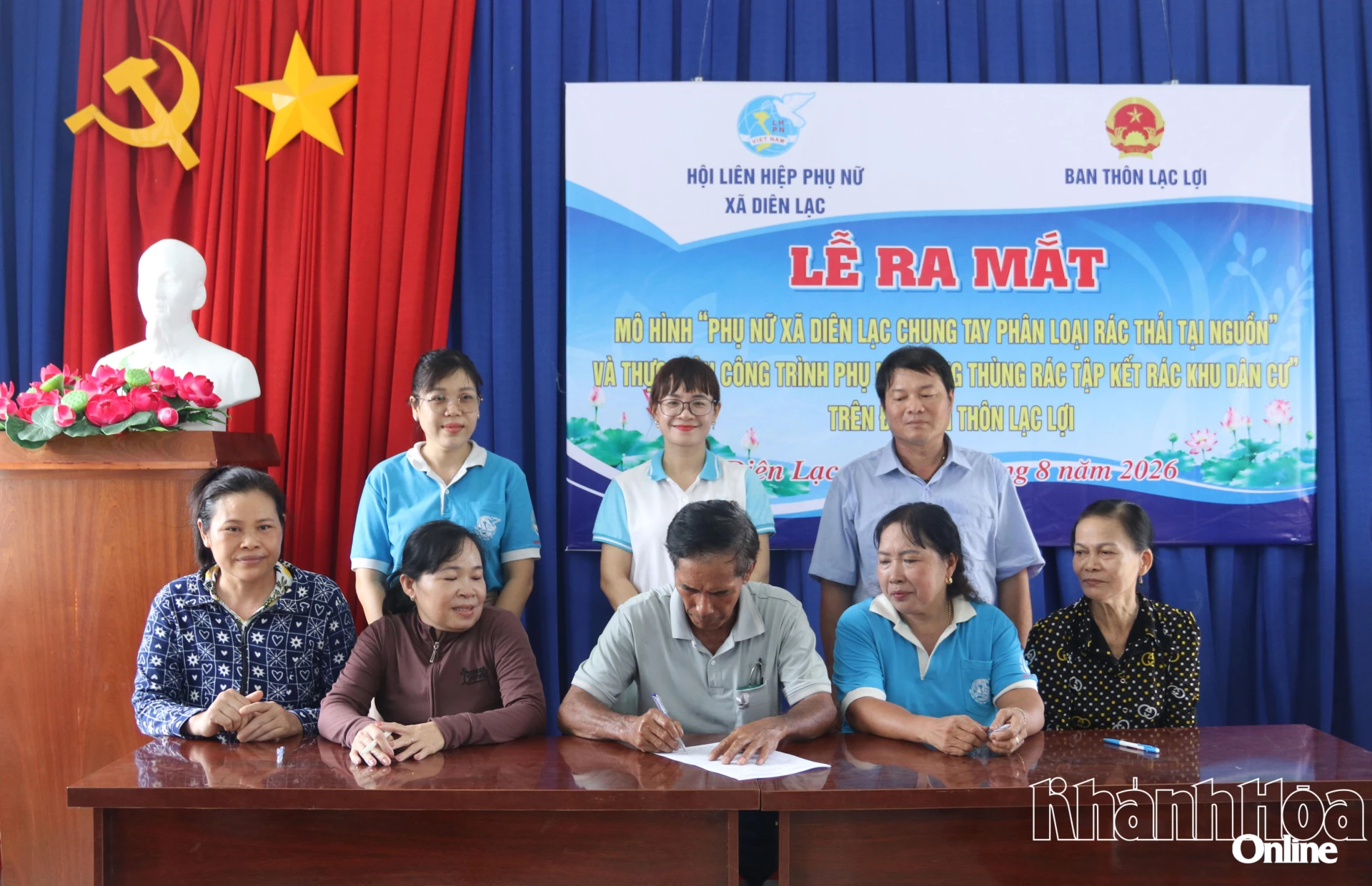 Các hộ dân ký cam kết thực hiện mô hình.