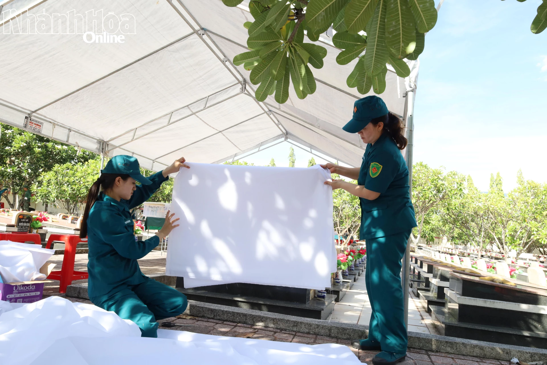 Nhiều chiến sĩ nữ dân quân tham gia thực hiện nhiệm vụ.