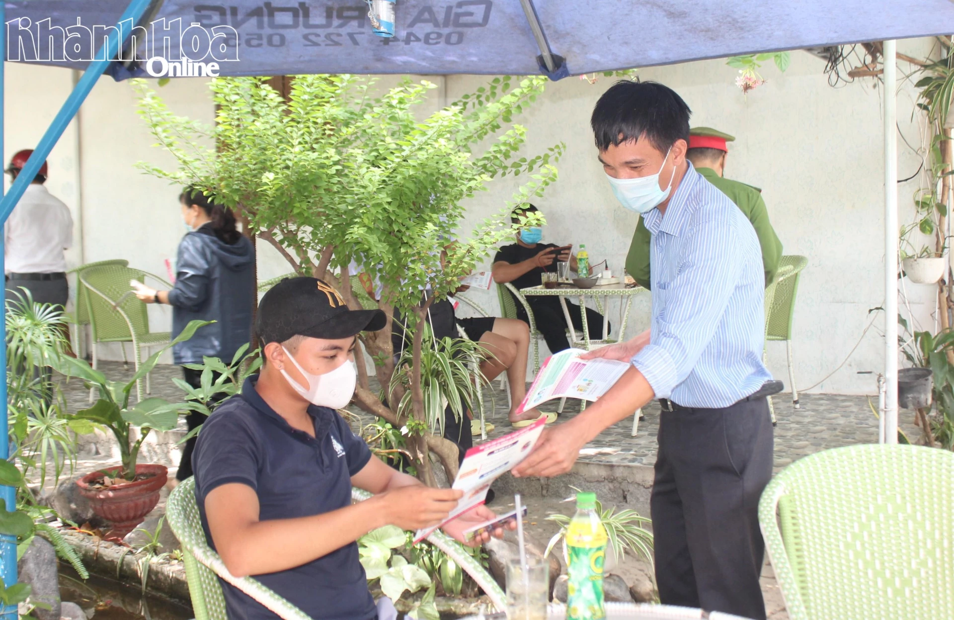 Cán bộ xã Diên Điền phát tờ rời tuyên truyền phòng, chống mại dâm và ma túy.