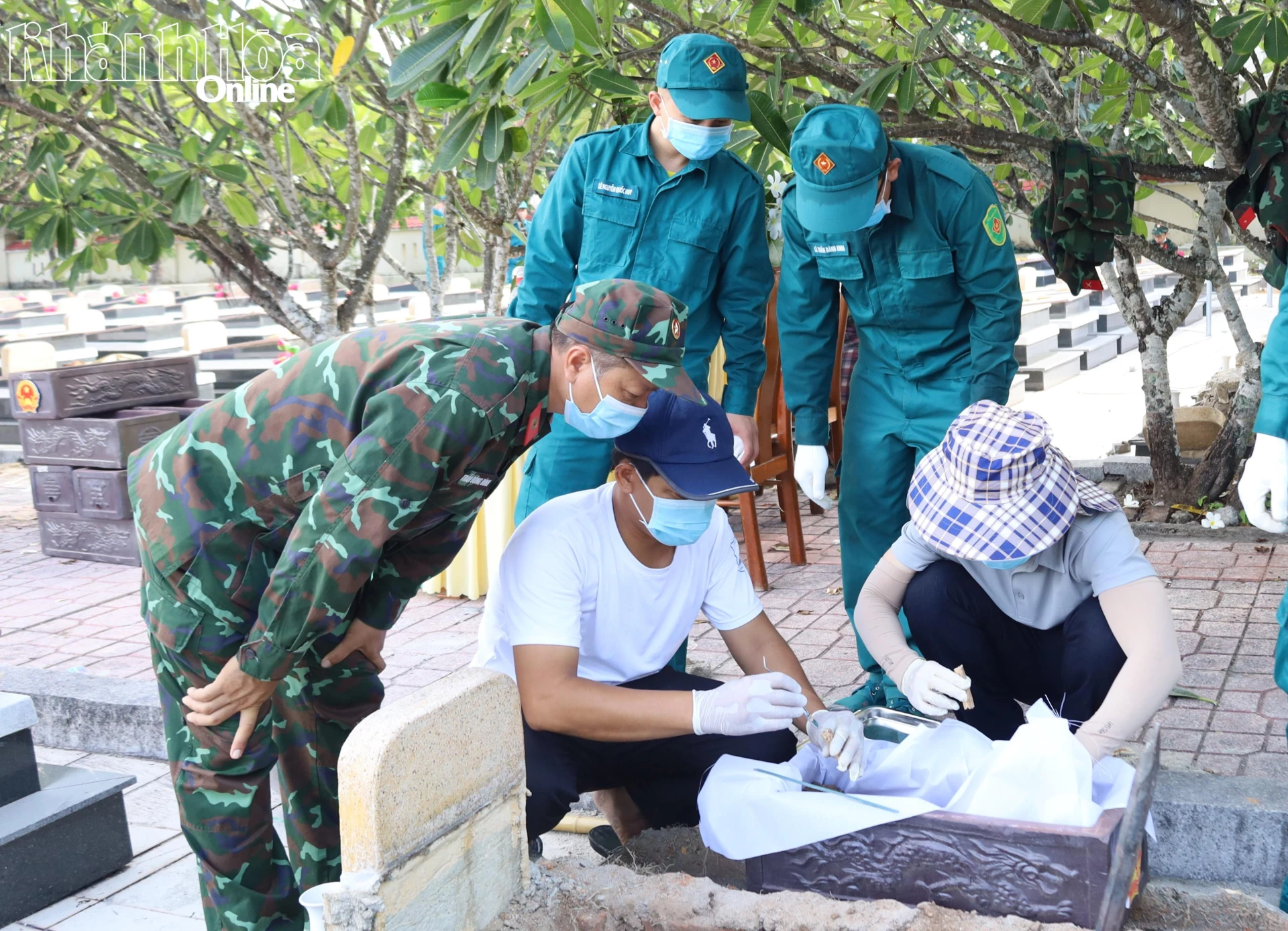 Lực lượng chuyên trách tiến hành lấy mẫu sinh phẩm hài cốt liệt sĩ.