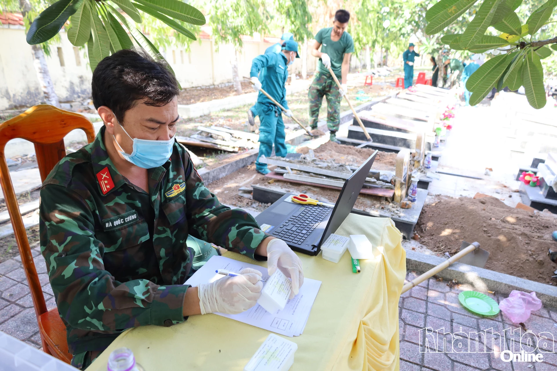 Kíp trưởng kíp chuyên trách lấy mẫu tiến hành niêm phong hộp đựng mẫu sinh phẩm trước khi đưa vào phòng lưu trữ tạm thời tại Nhà quản trang.