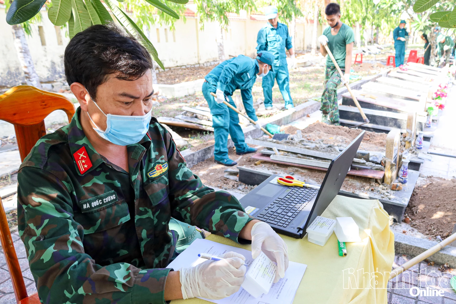 Trung tá Hà Quốc Cường - Trợ lý Ban Chính sách, Phòng Chính trị (Bộ Chỉ huy Quân sự tỉnh) cẩn thận ghi mã định danh trên hộp đựng mẫu hài cốt liệt sĩ.
