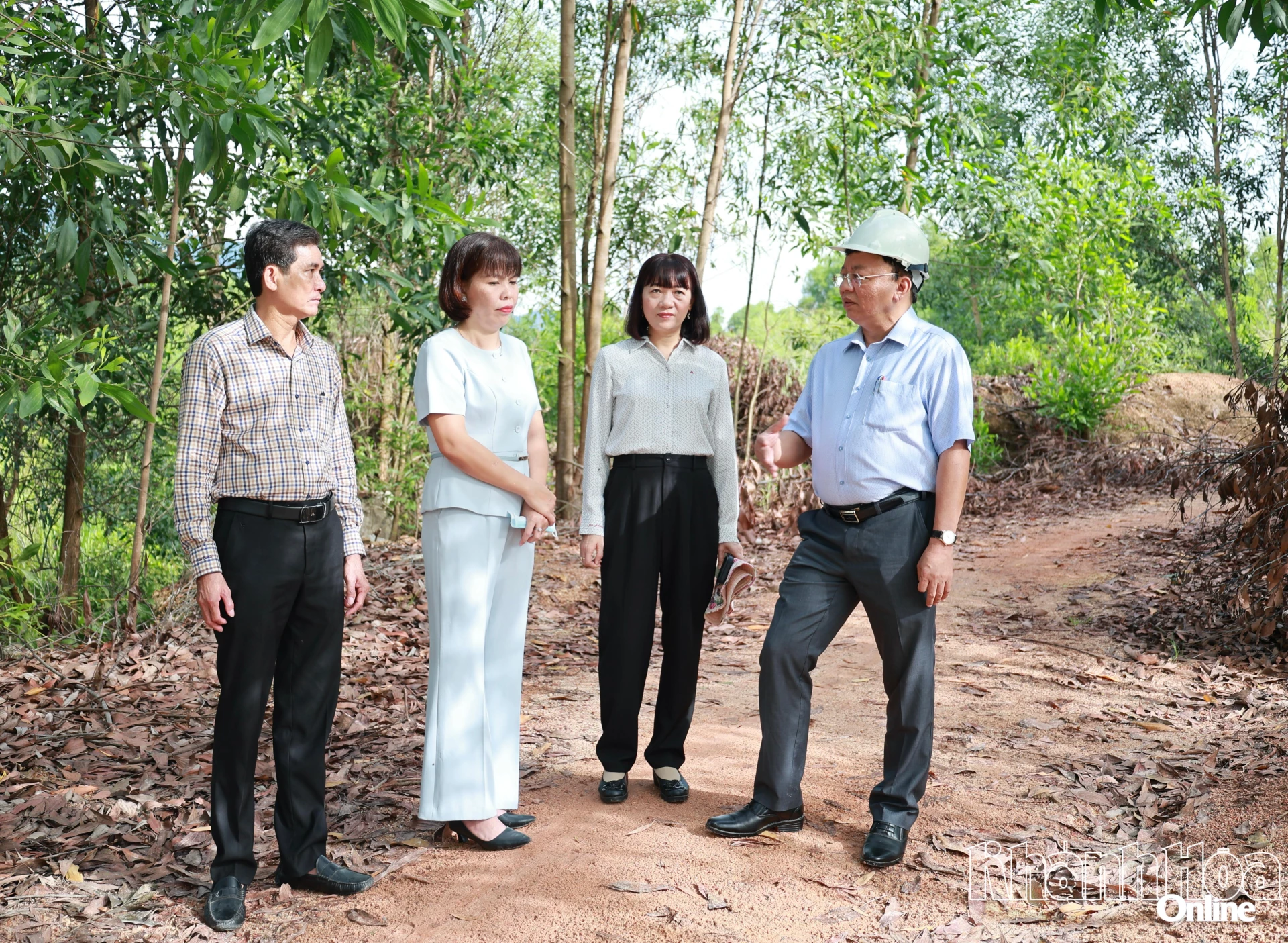Đồng chí Lê Huyền kiểm tra, trao đổi với lãnh đạo xã Suối Dầu tại khu vực bãi rác tạm thôn Suối Lau 2.