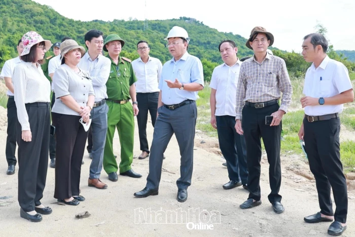 Phó Chủ tịch UBND tỉnh Khánh Hòa Lê Huyền kiểm tra thực tế tình hình thu gom, xử lý rác tại 2 xã Suối Dầu và Cam Hiệp