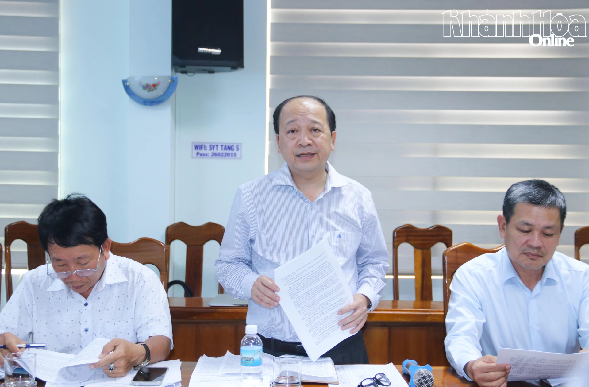 Lãnh đạo Sở Y tế báo cáo các nội dung tại buổi làm việc.