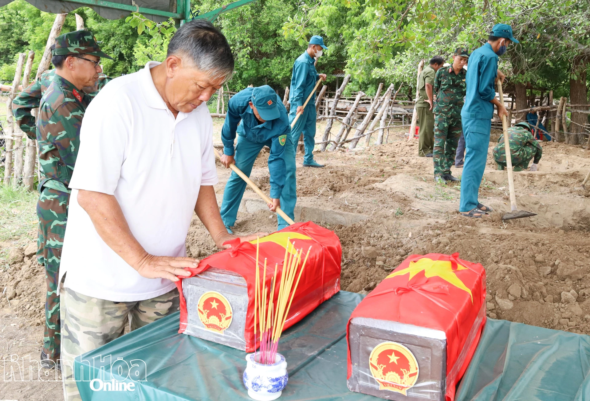 Ông Phan Ngọc Tuấn xúc động bên hài cốt của ông bà nội.