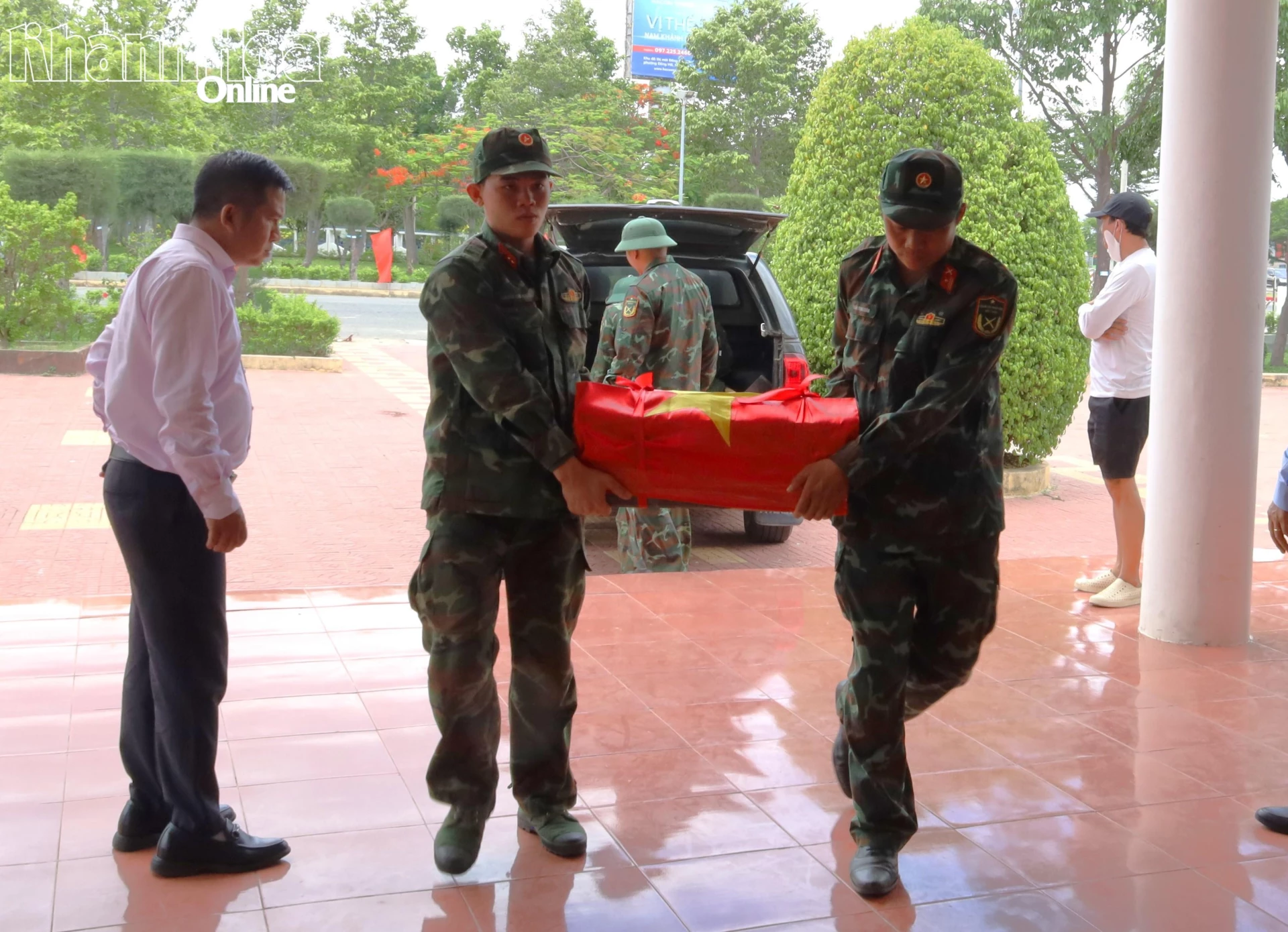 Cán bộ, chiến sĩ di chuyển hài cốt liệt sĩ về Nghĩa trang liệt sĩ Ninh Thuận.