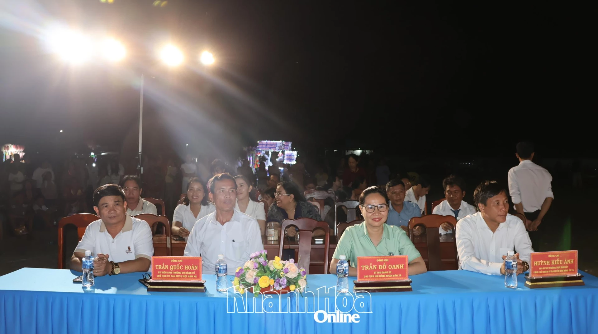 Lãnh đạo xã Phước Hà dự chương trình nghệ thuật.