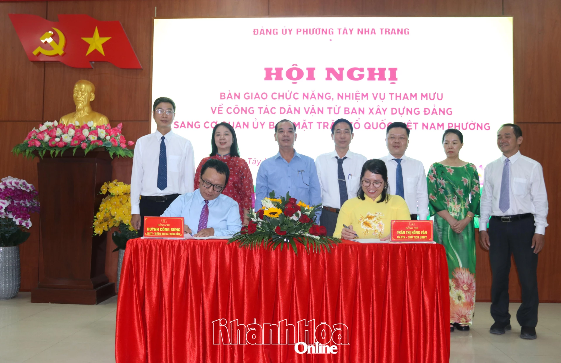 Lãnh đạo Ban Xây dựng Đảng và Ủy ban MTTQ Việt Nam phường đã ký biên bản bàn giao 