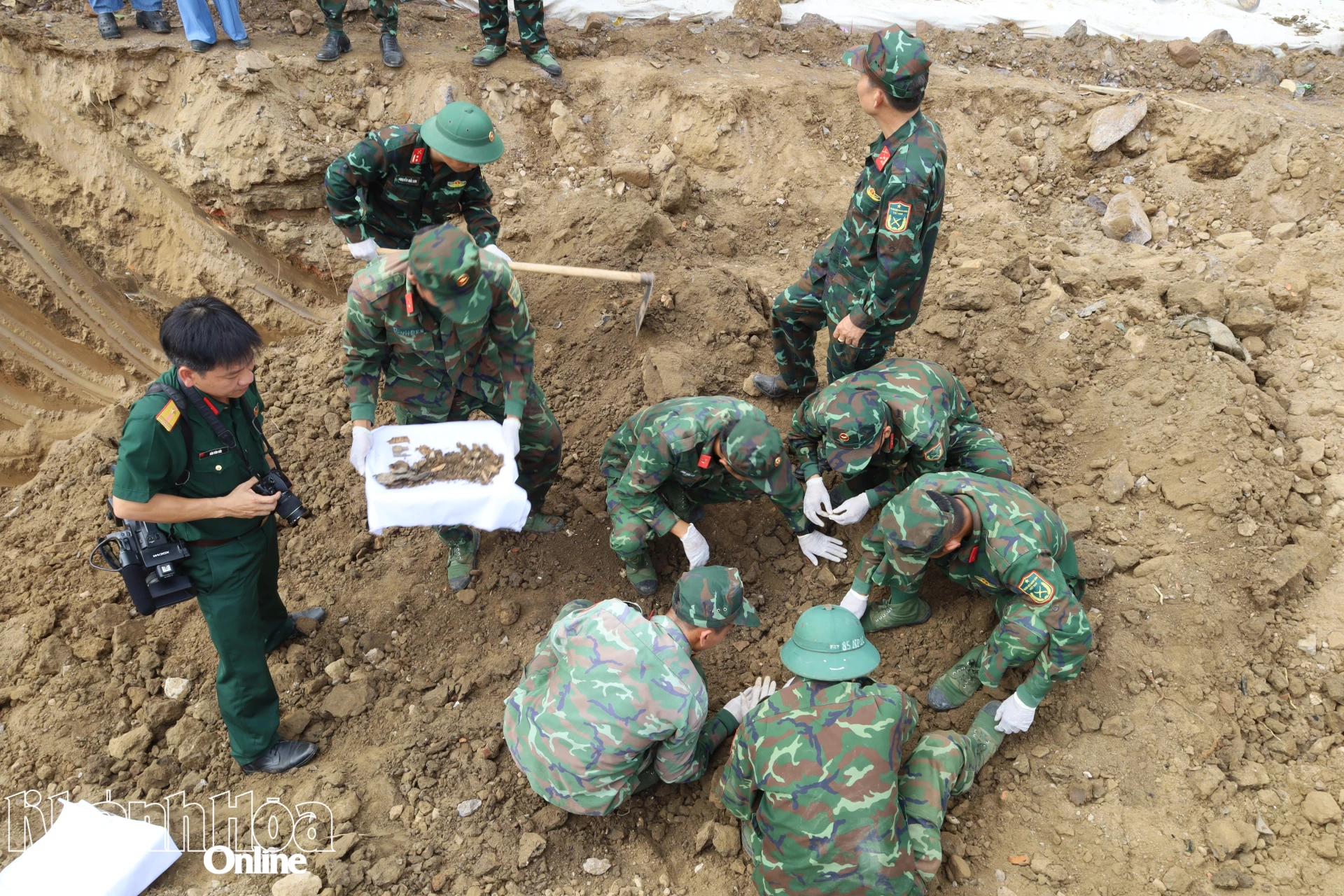 Cán bộ, chiến sĩ thận trọng khai quật, lần tìm dấu tích liệt sĩ dưới lòng đất thành cổ.