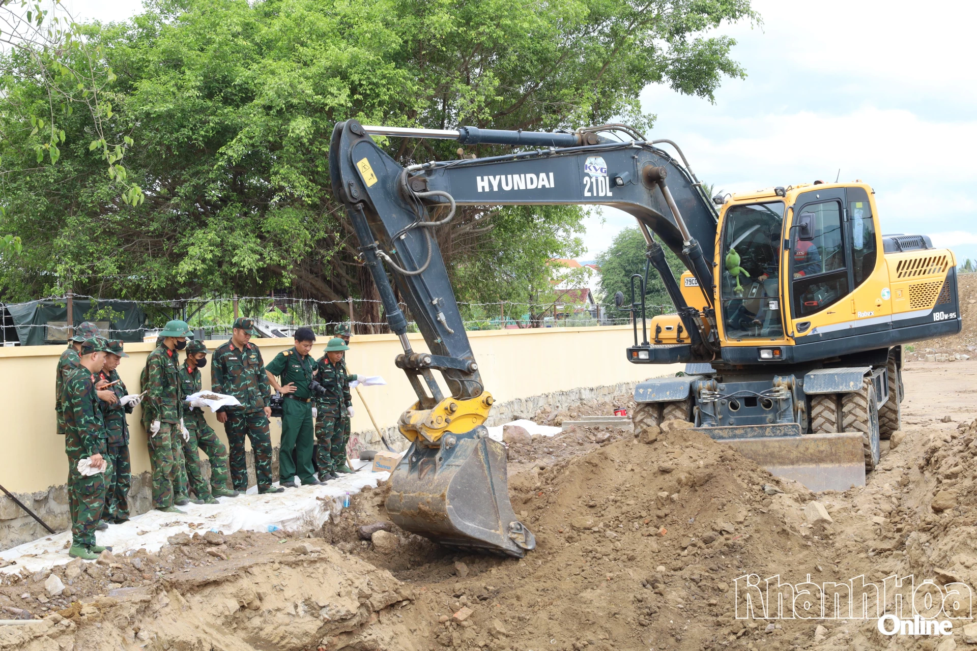 Những vị trí nền đất cũ bị bồi lấp sâu, lực lượng phải sử dụng máy xúc hỗ trợ.