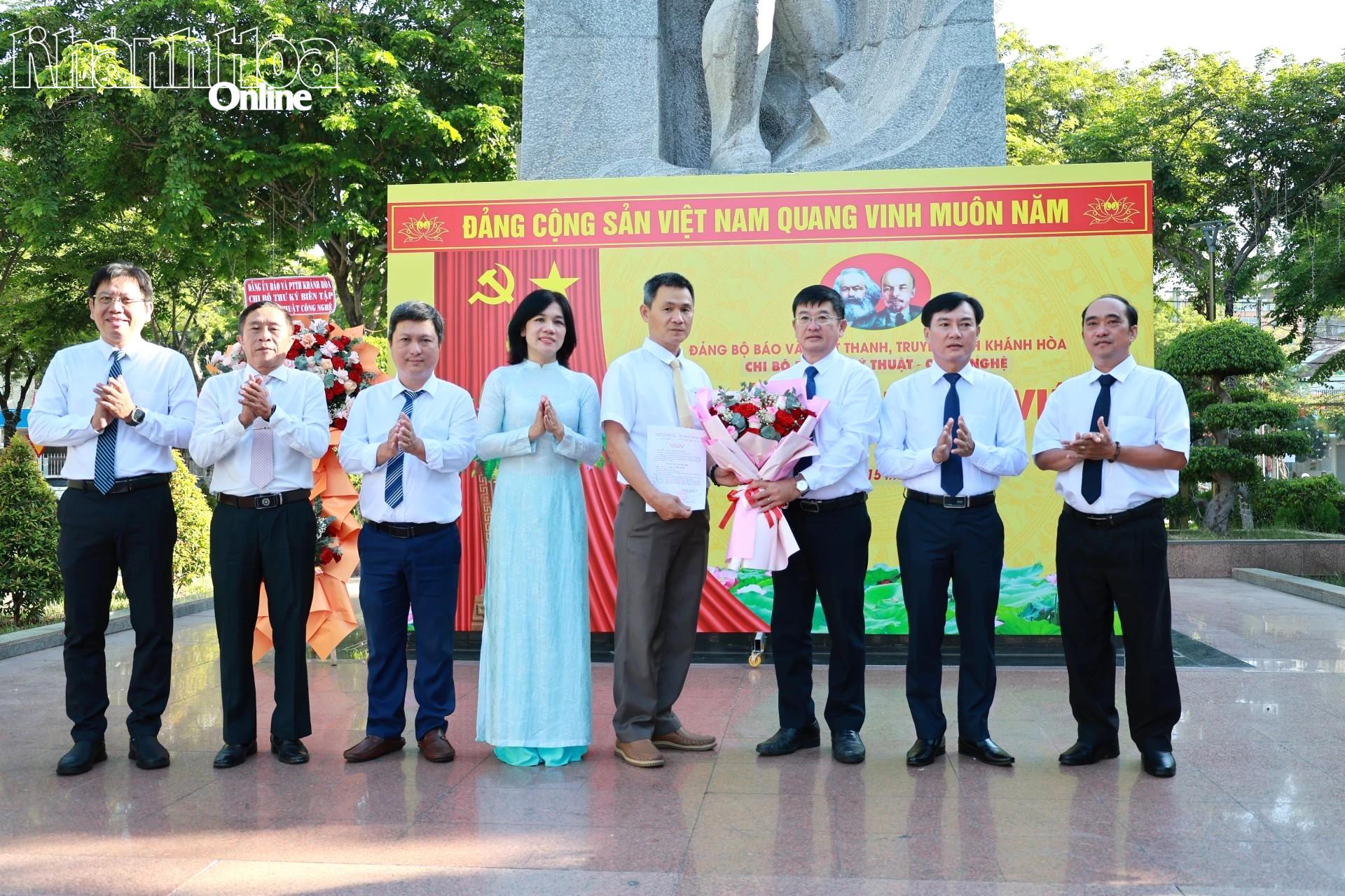 Đại diện Đảng ủy Các cơ quan Đảng tỉnh Khánh Hòa; lãnh đạo Đảng ủy, Ban Giám đốc Báo và Phát thanh, Truyền hình Khánh Hòa và Chi bộ Phòng Kỹ thuật - Công nghệ trao quyết định, tặng hoa chúc mừng đảng viên mới Vũ Anh Thuyên.
