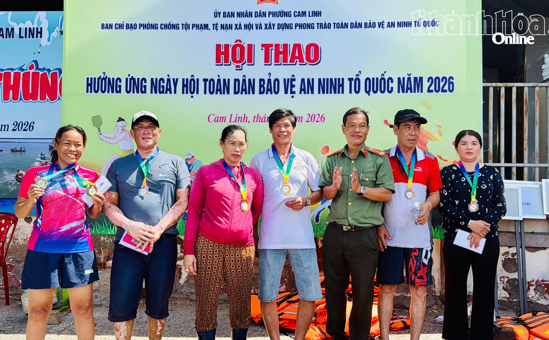Ban tổ chức trai giải cho các vận động viên.