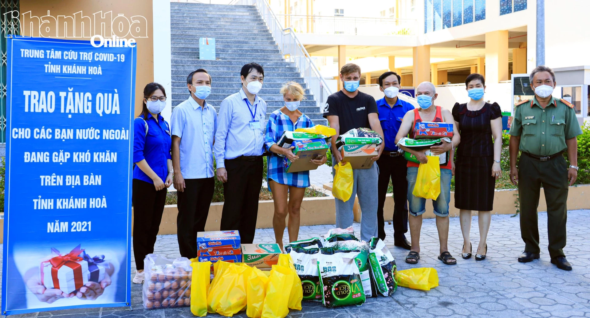 Trao gửi đến bạn bè ngoại quốc những nhu yếu phẩm cần thiết trong đại dịch Covid-19.