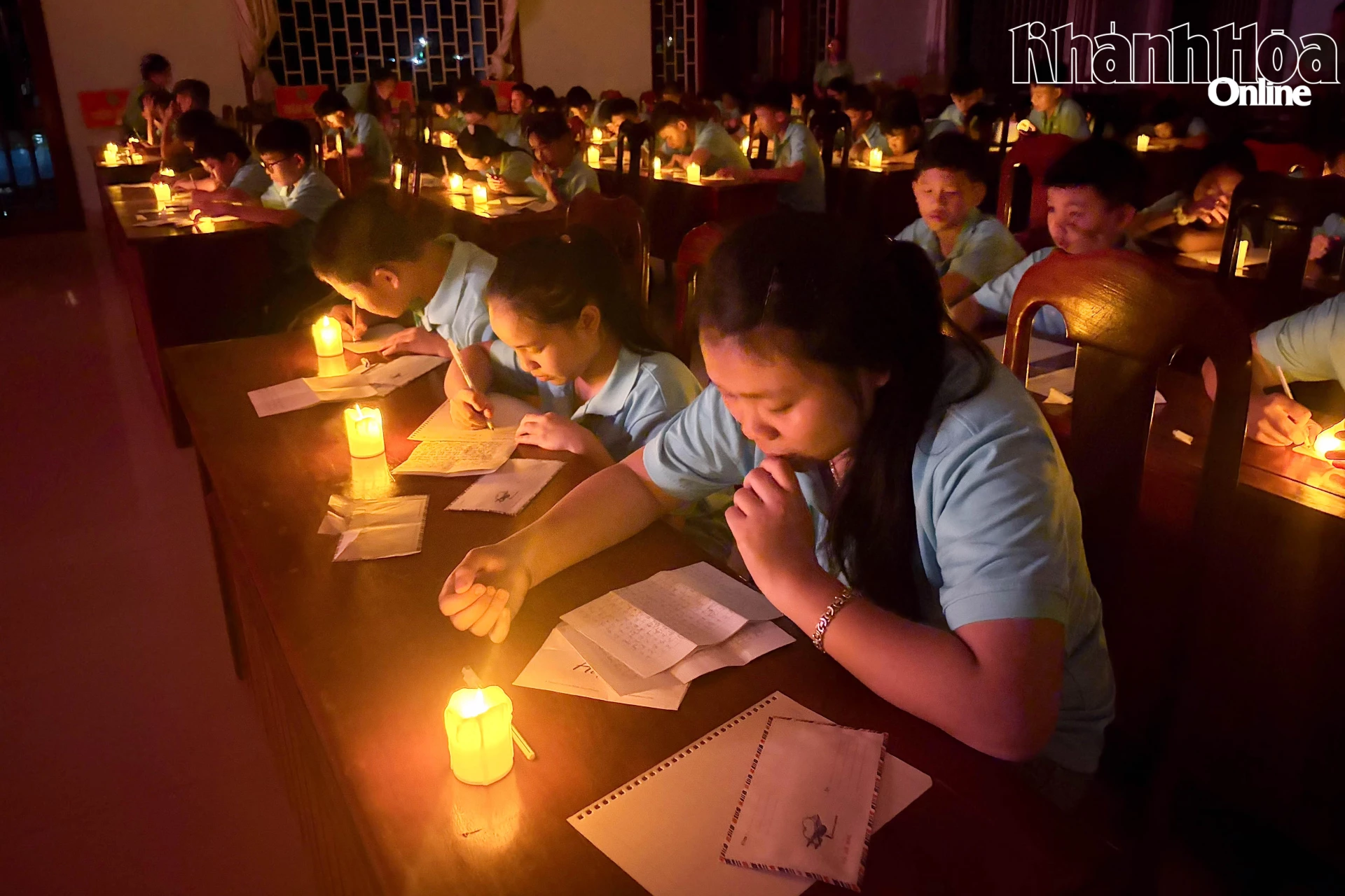 Các học viên tham gia hoạt động chuyên đề về gia đình, viết thư tay bày tỏ tình cảm đối với người thân.