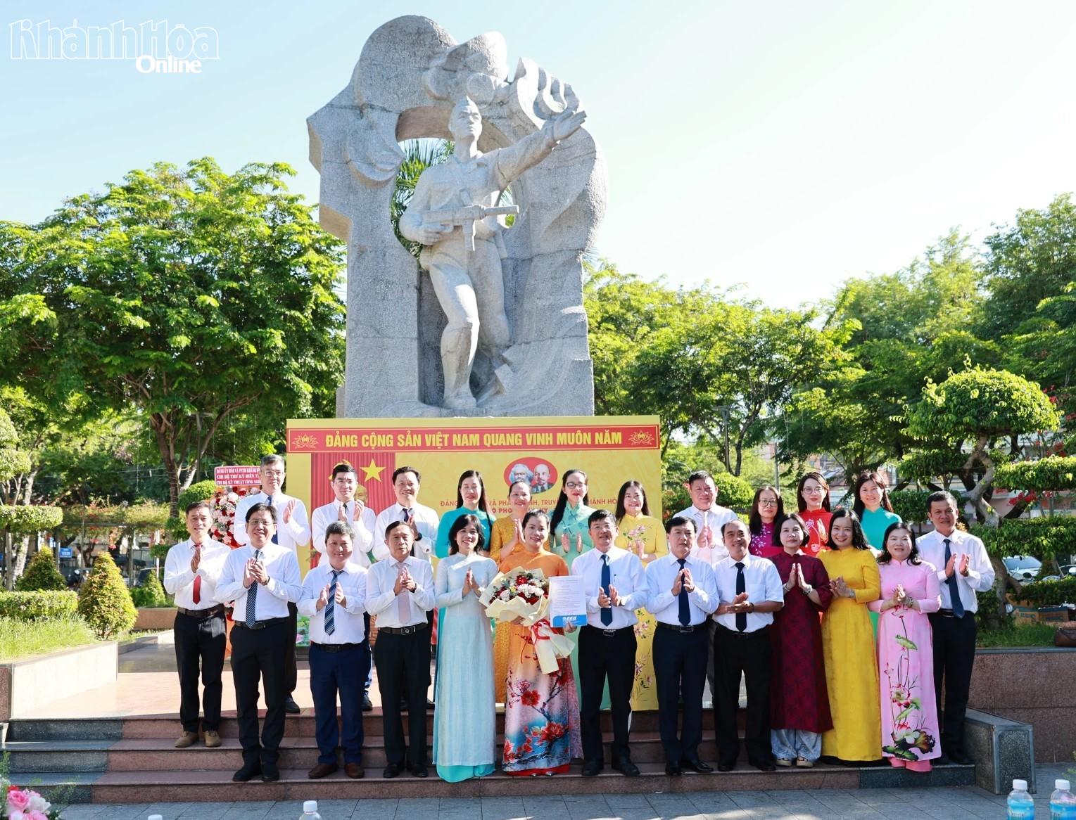 Các đại biểu, cùng đảng viên trong Chi bộ Phòng Thư ký - Biên tập chúc mừng đảng viên mới Phạm Thị Yến.