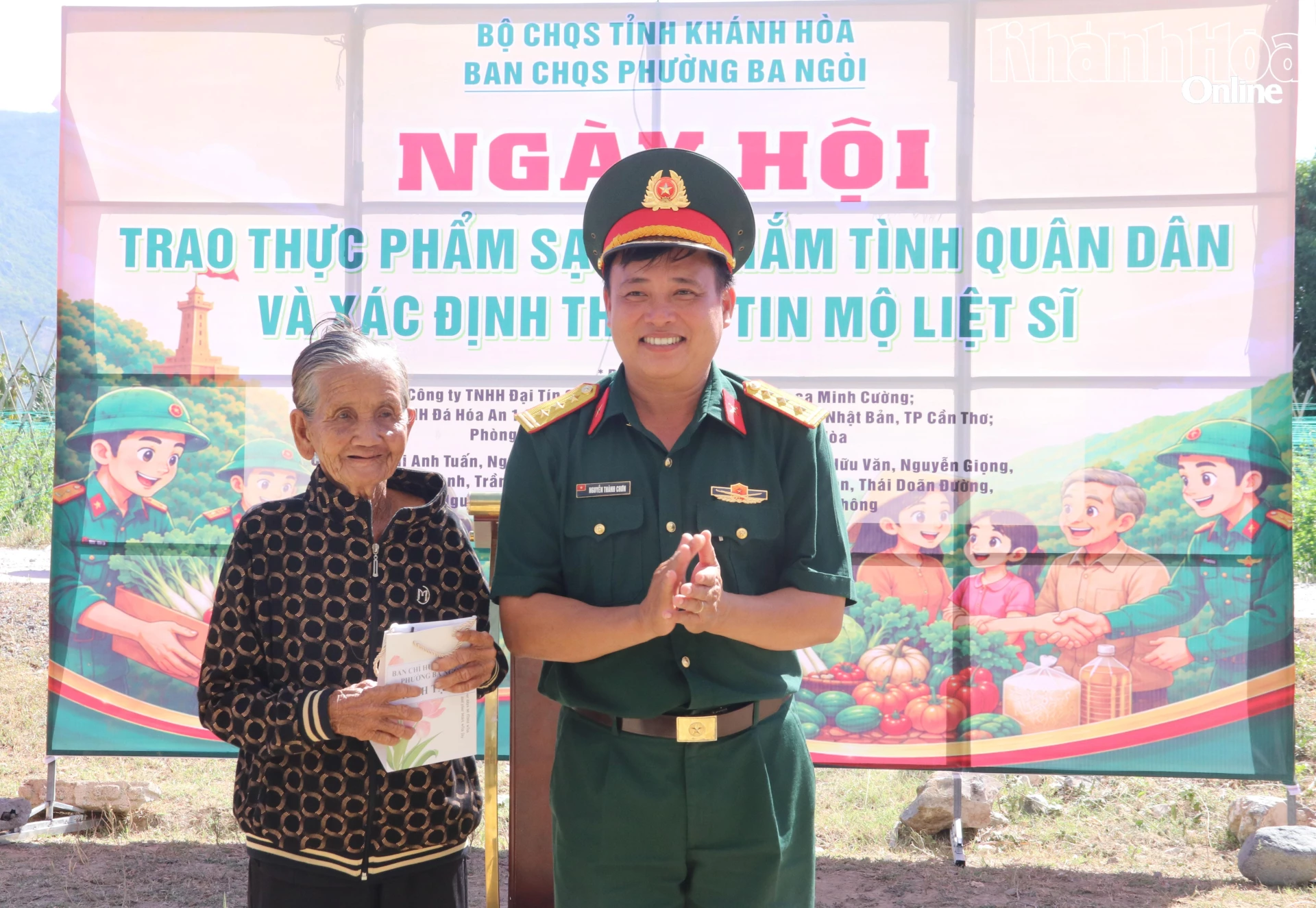 Lãnh đạo Ban Chỉ huy Quân sự phường cũng đã tặng 1 phần quà cho bà Nguyễn Thị Tám.