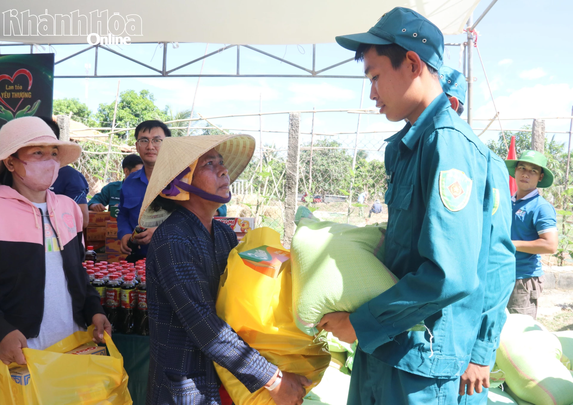 Chiến sĩ Ban Chỉ huy Quân sự phường trao gạo cho người dân.