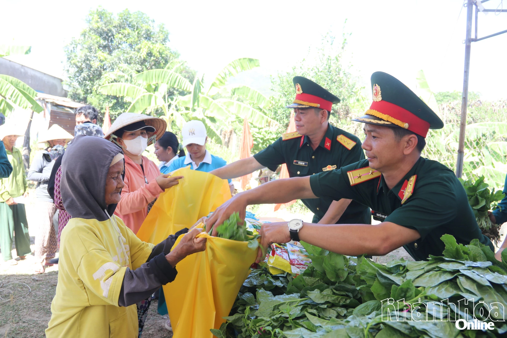 Những phần rau được tặng chương trình do cán bộ, chiến sĩ Ban Chỉ huy Quân sự phường tăng gia sản xuất.