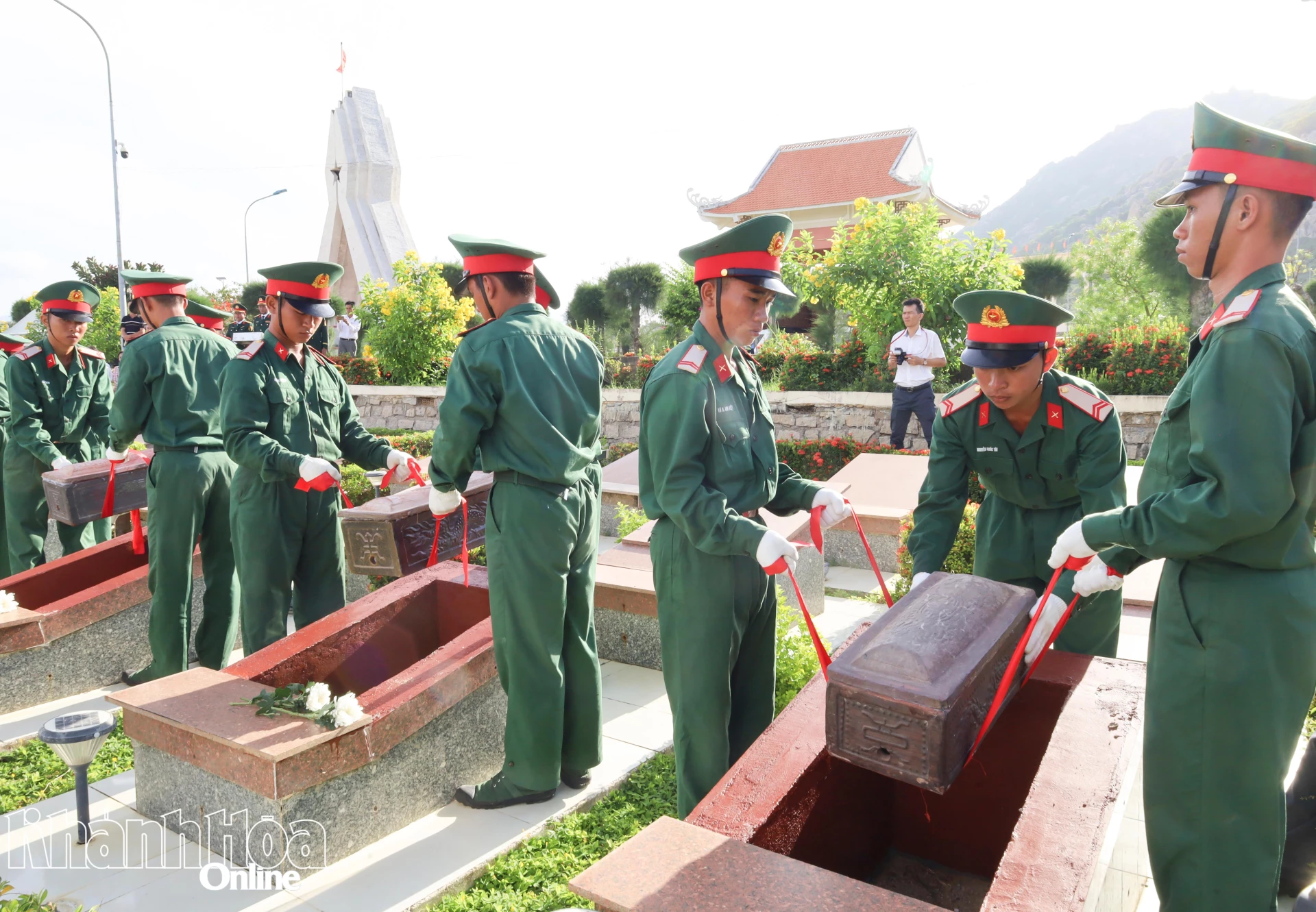 Đội tiêu binh tiến hành hạ huyệt an táng hài cốt các liệt sĩ.