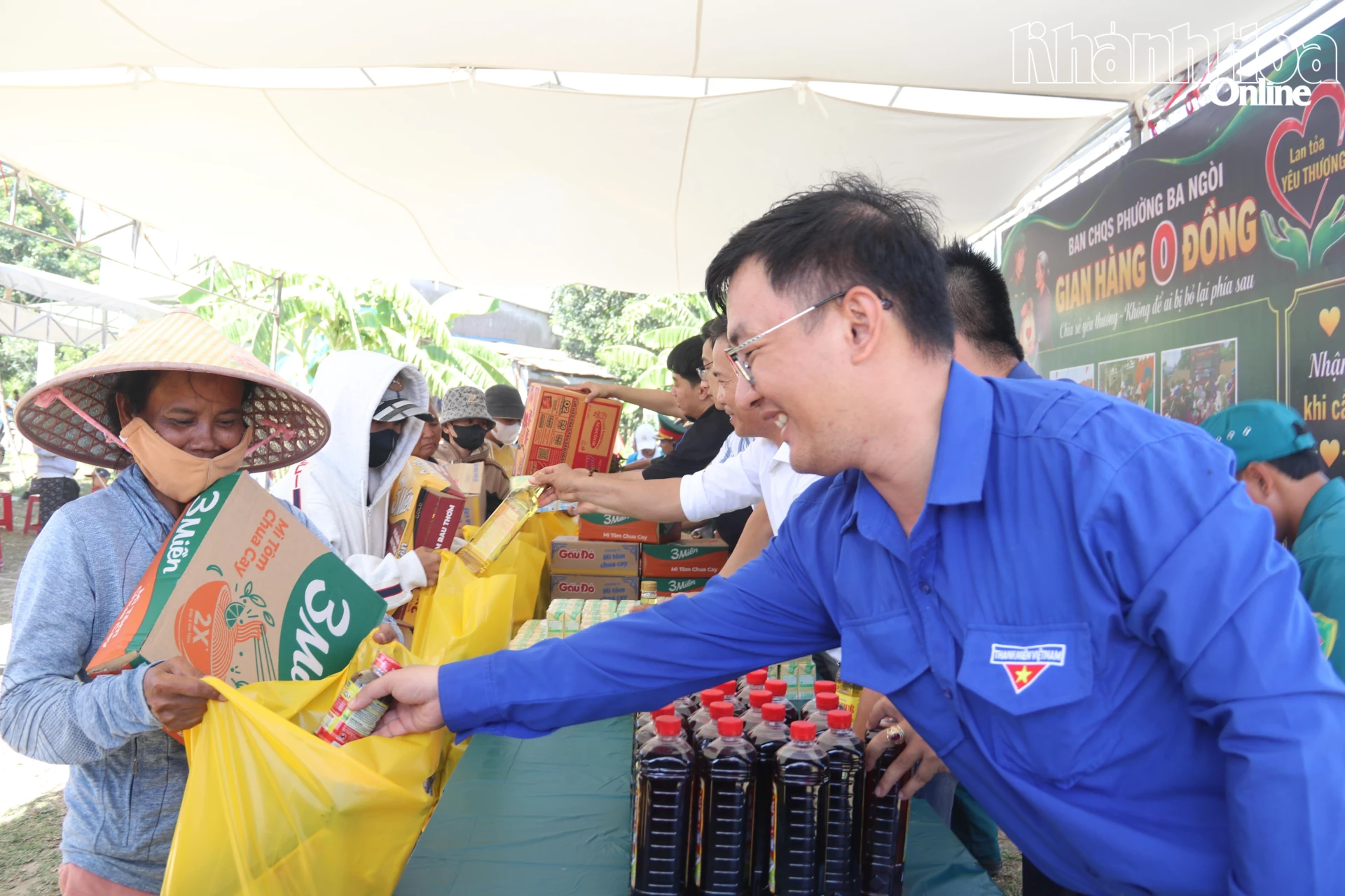 Người dân nhận các nhu yếu phẩm tại gian hàng 0 đồng.