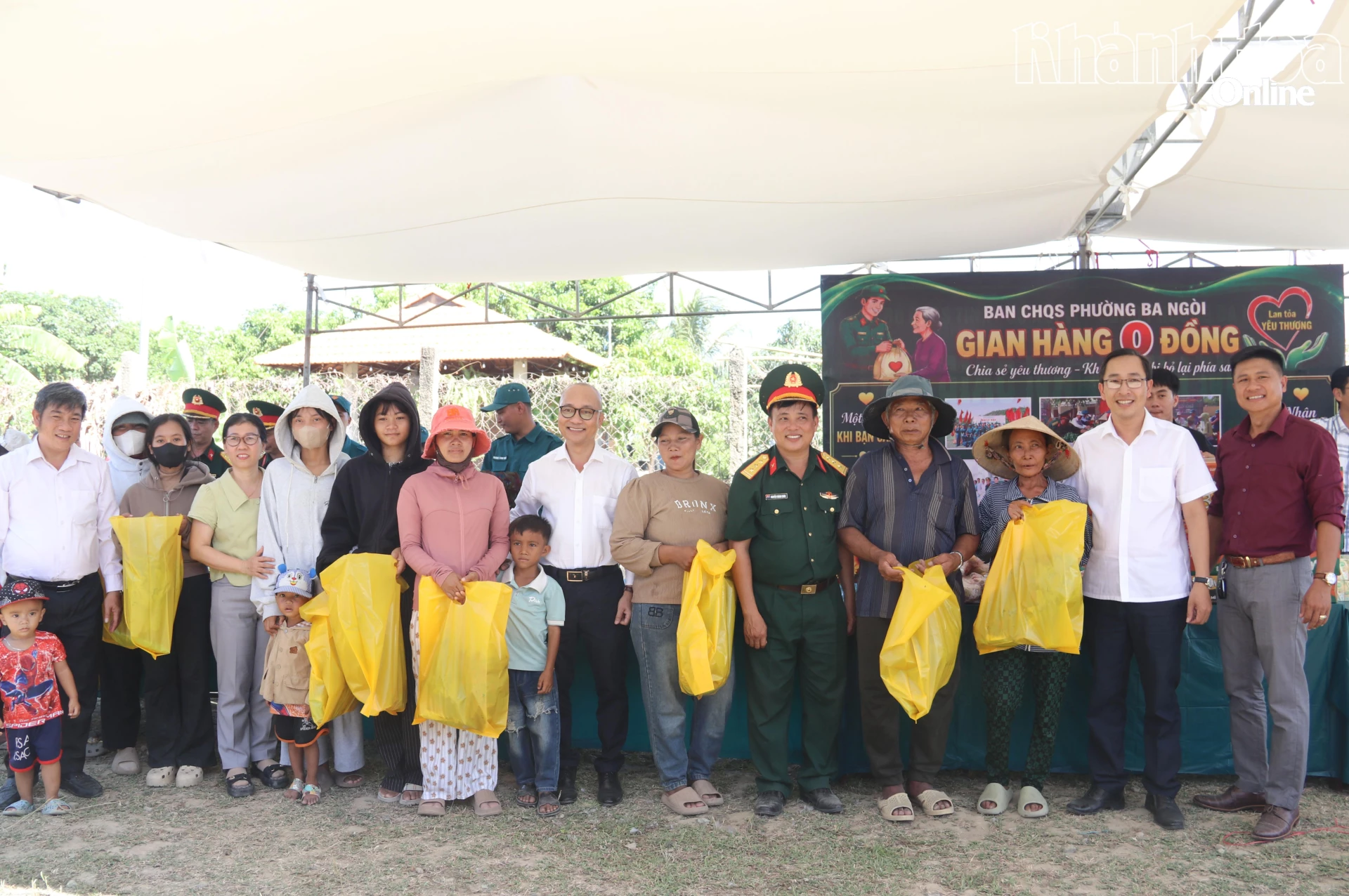 Lãnh đạo Đảng ủy phường Ba Ngòi, Ban Chỉ huy Quân sự phường cùng các mạnh thường quân trao quà cho người dân có hoàn cảnh khó khăn.