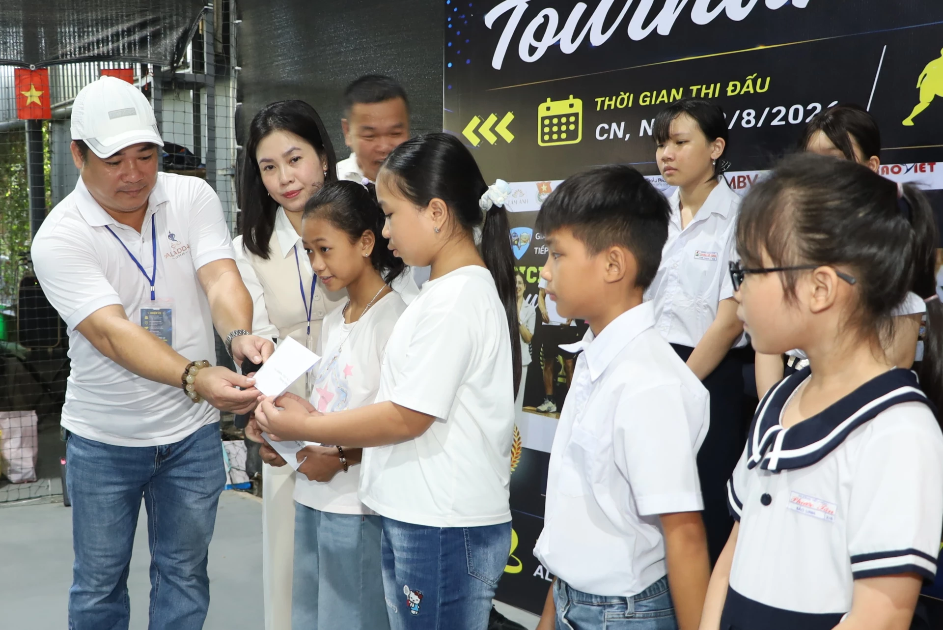 Ban tổ chức giải trao học bổng cho học sinh có hoàn cảnh khó khăn tại khu vực Nha Trang.