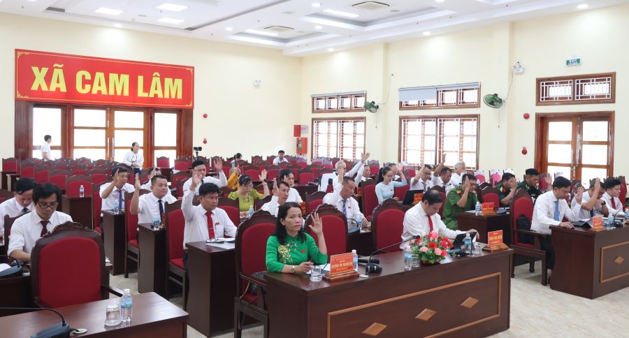 Các đại biểu HĐND xã Cam Lâm biểu quyết thông qua Nghị quyết.