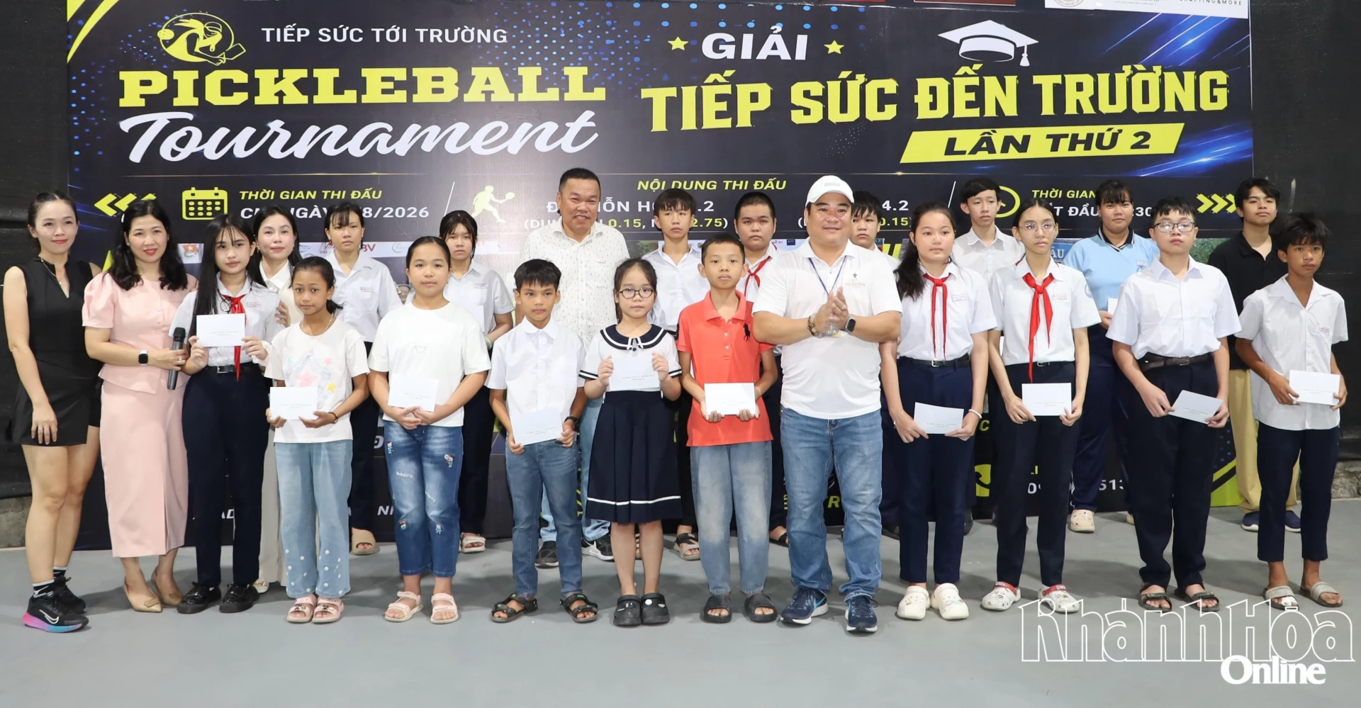 Ban tổ chức và các nhà tài trợ trao 20 suất học bổng cho học sinh có hoàn cảnh khó khăn khu vực Nha Trang.