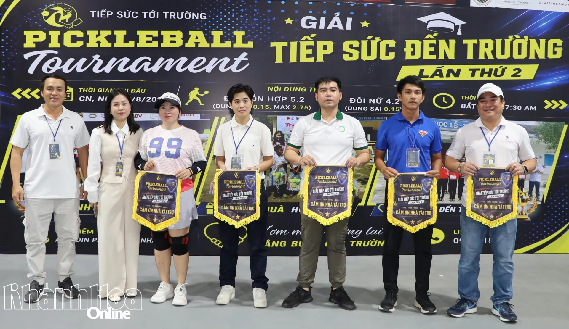 Ban tổ chức trao cờ lưu niệm cảm ơn các nhà tài trợ.