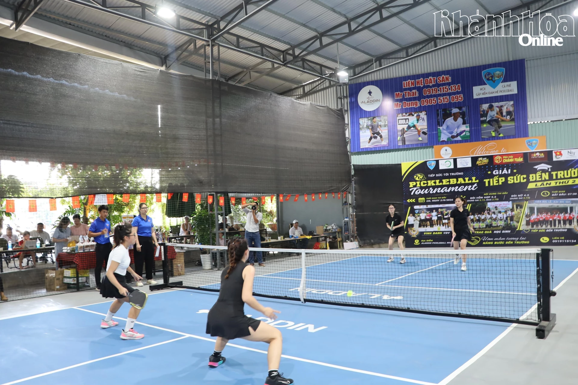 Các cặp đôi nữ tranh tài.