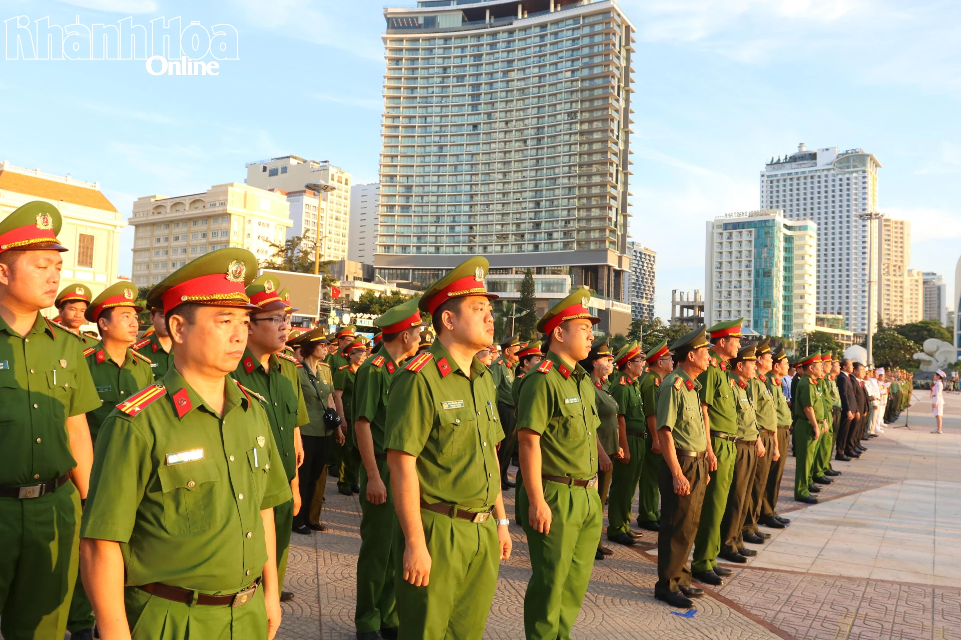 Cán bộ, chiến sĩ các đơn vị nghiệp vụ Công an tỉnh tham dự buổi lễ.