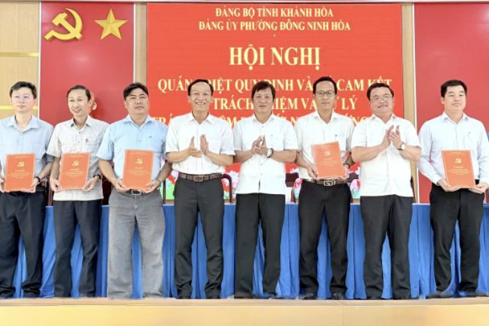 Đảng ủy phường Đông Ninh Hòa tổ chức ký cam kết trách nhiệm đối với cán bộ lãnh đạo, quản lý