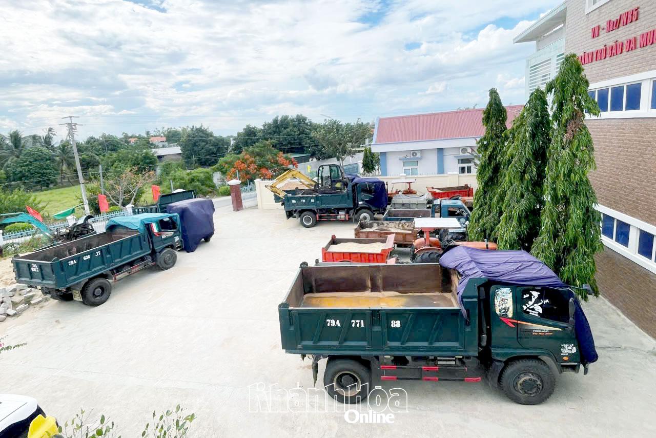 Lực lượng chức năng xã Phước Dinh tạm giữ các phương tiện khai thác khoáng sản trái phép.