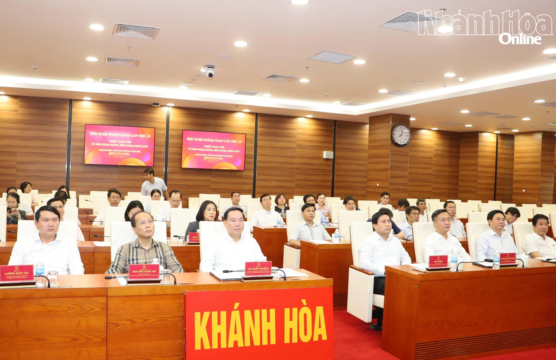 Các đồng chí: Hồ Xuân Trường, Lâm Đông, Nguyễn Việt Hùng, Nguyễn Khắc Hà và các đại biểu dự phiên họp tại điểm cầu tỉnh Khánh Hòa.