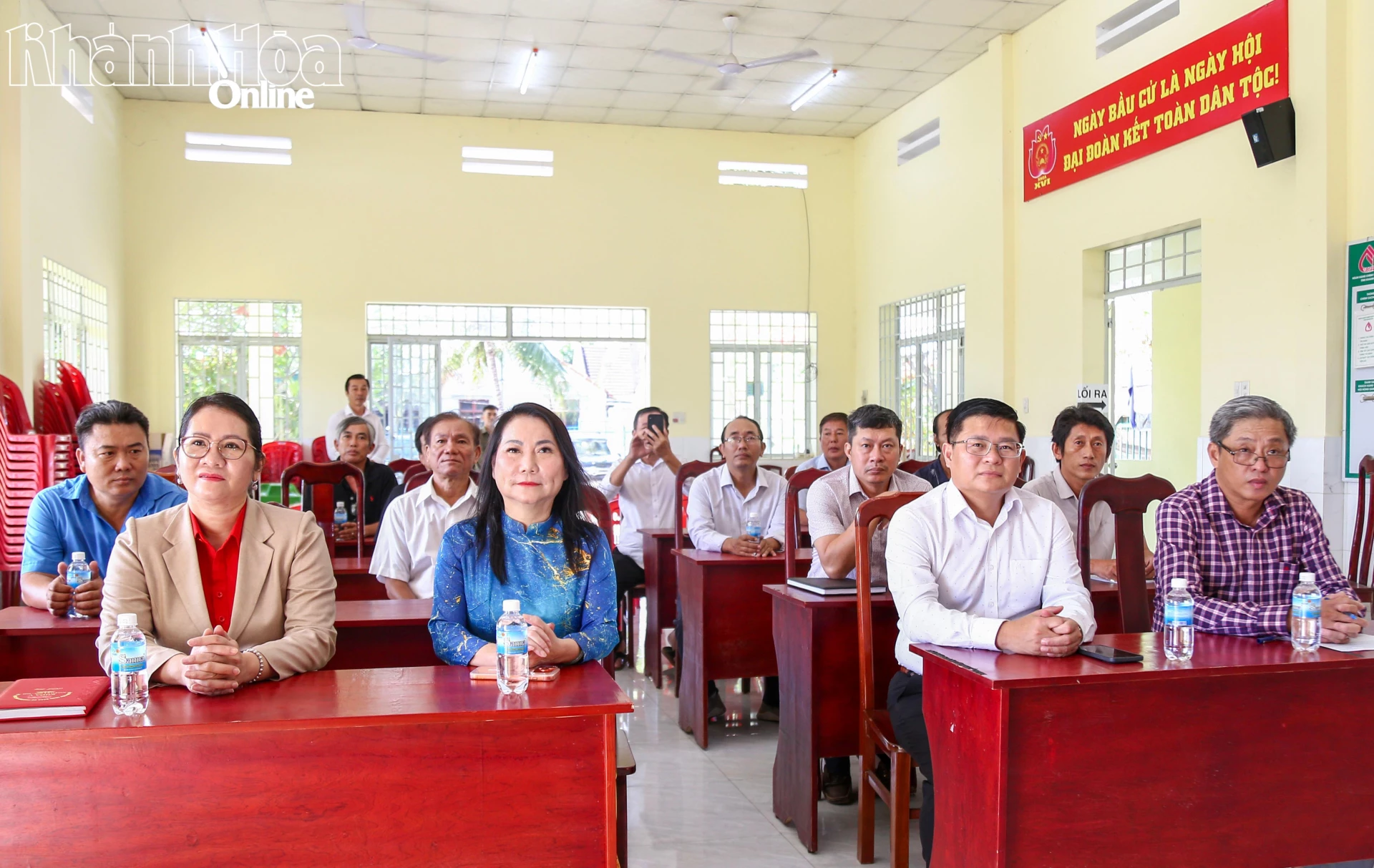 lãnh đạo phường Tây Nha Trang, Công ty TNHH Tâm Hương tham dự lễ trao tặng xuồng tại Tổ dân phố Võ Cang