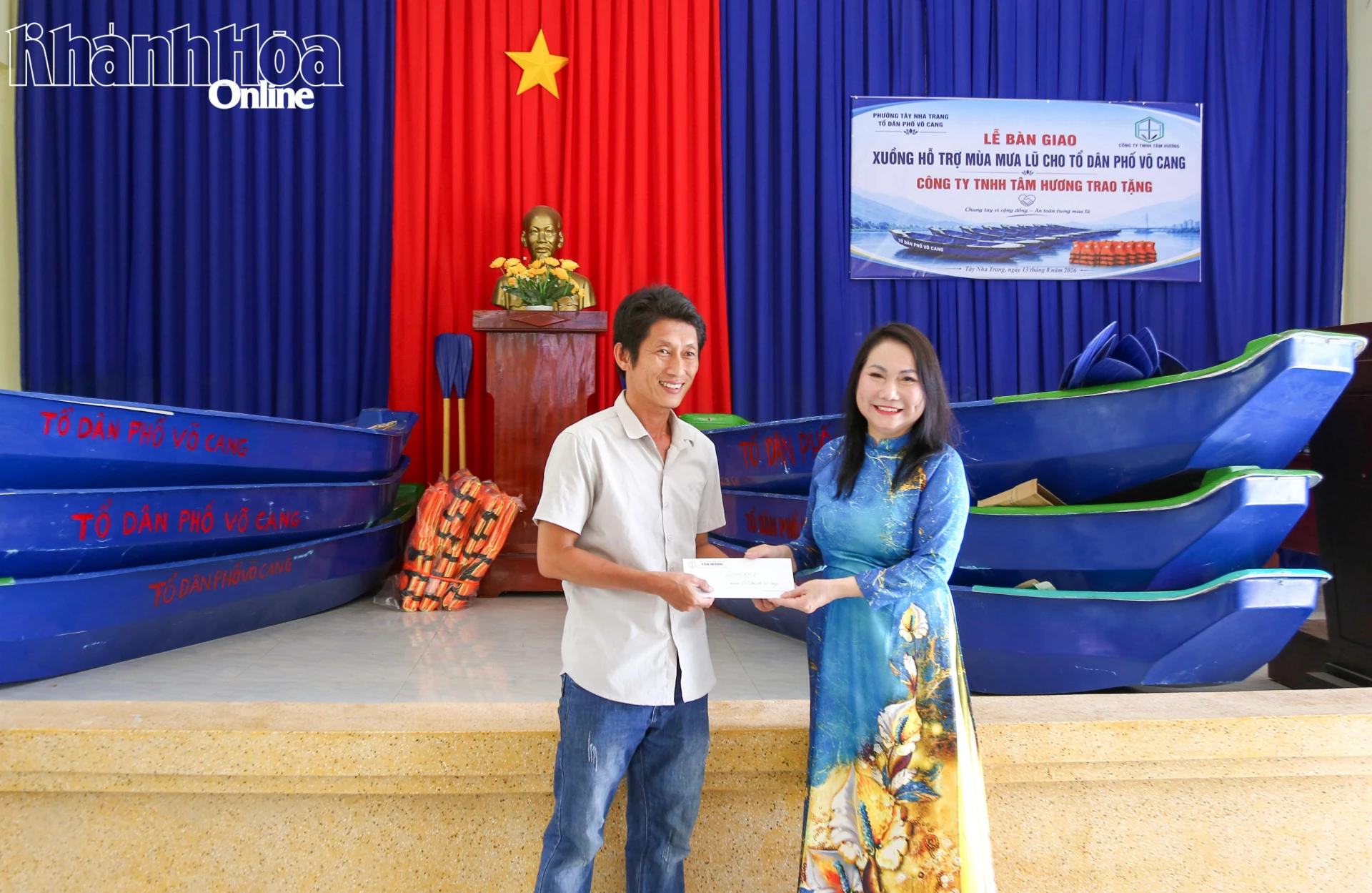 Bà Nguyễn Thị Thanh Hương - Giám đốc Công ty TNHH Tâm Hương trao kinh phí hỗ trợ mua xuồng cho đại diện tổ dân phố Võ Cang