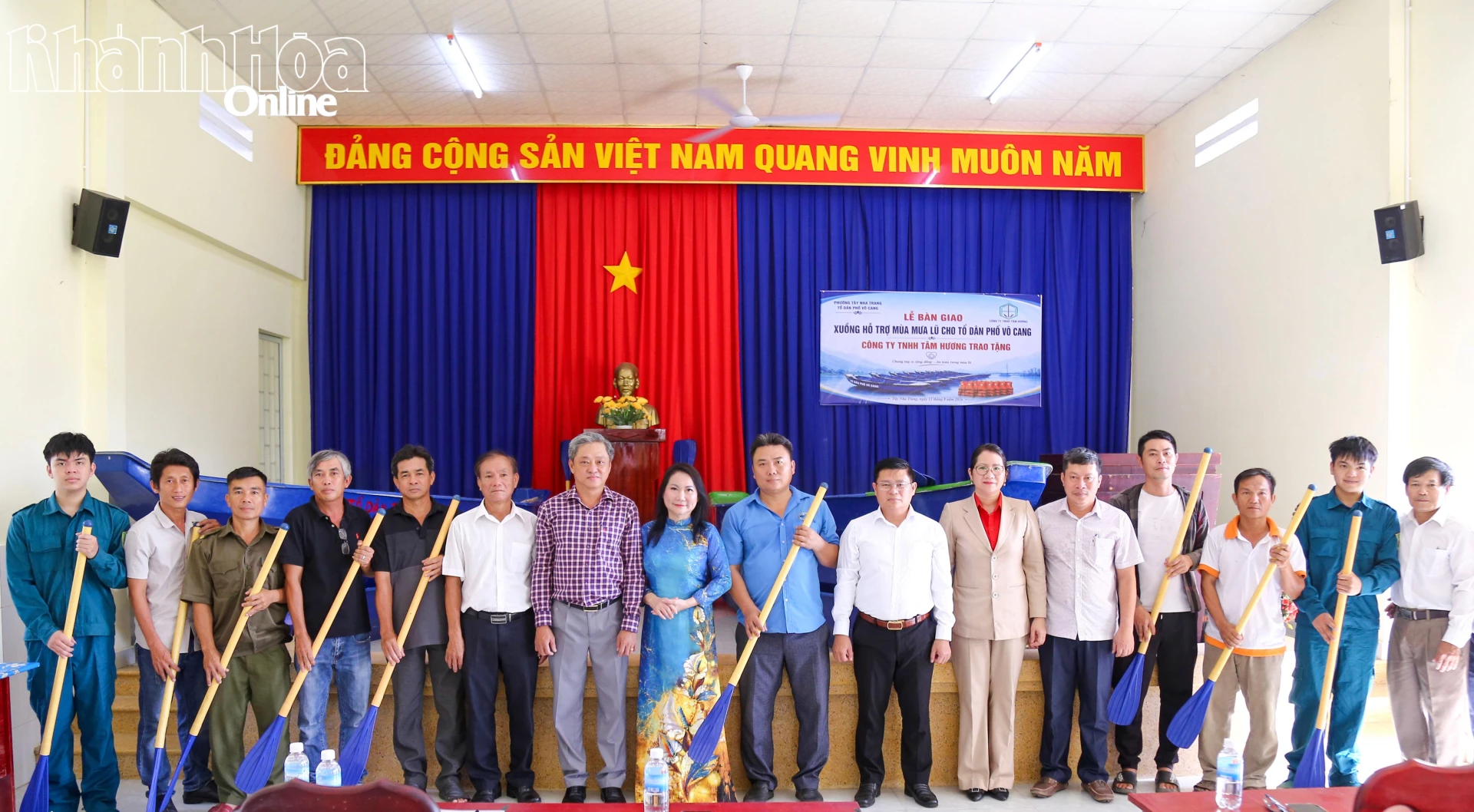 Đại diện các nhóm hộ dân ở tổ dân phố Võ Cang nhận xuồng