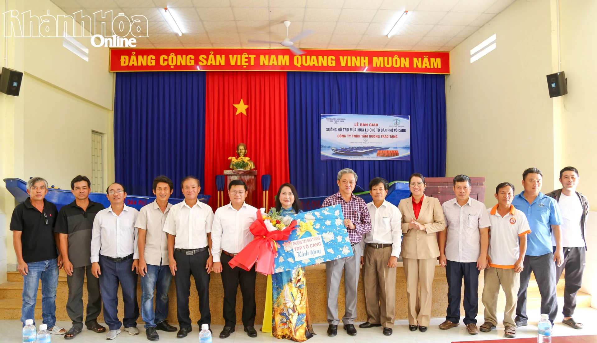 Lãnh đạo phường Tây Nha Trang, Tổ dân phố Võ Cang tặng hoa tri ân mạnh thường quân