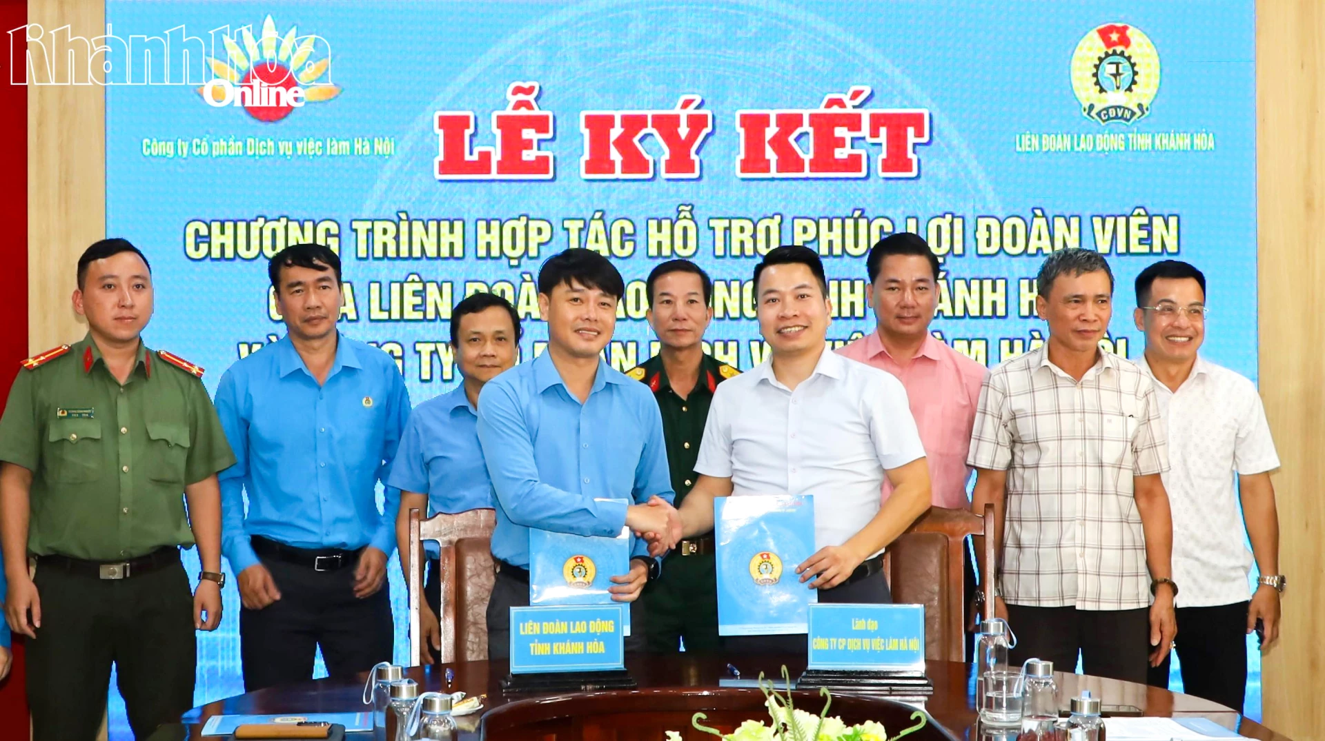 Lãnh đạo Liên đoàn Lao động tỉnh và Công ty Cổ phần Dịch vụ Việc làm Hà Nội ký kết hợp tác.