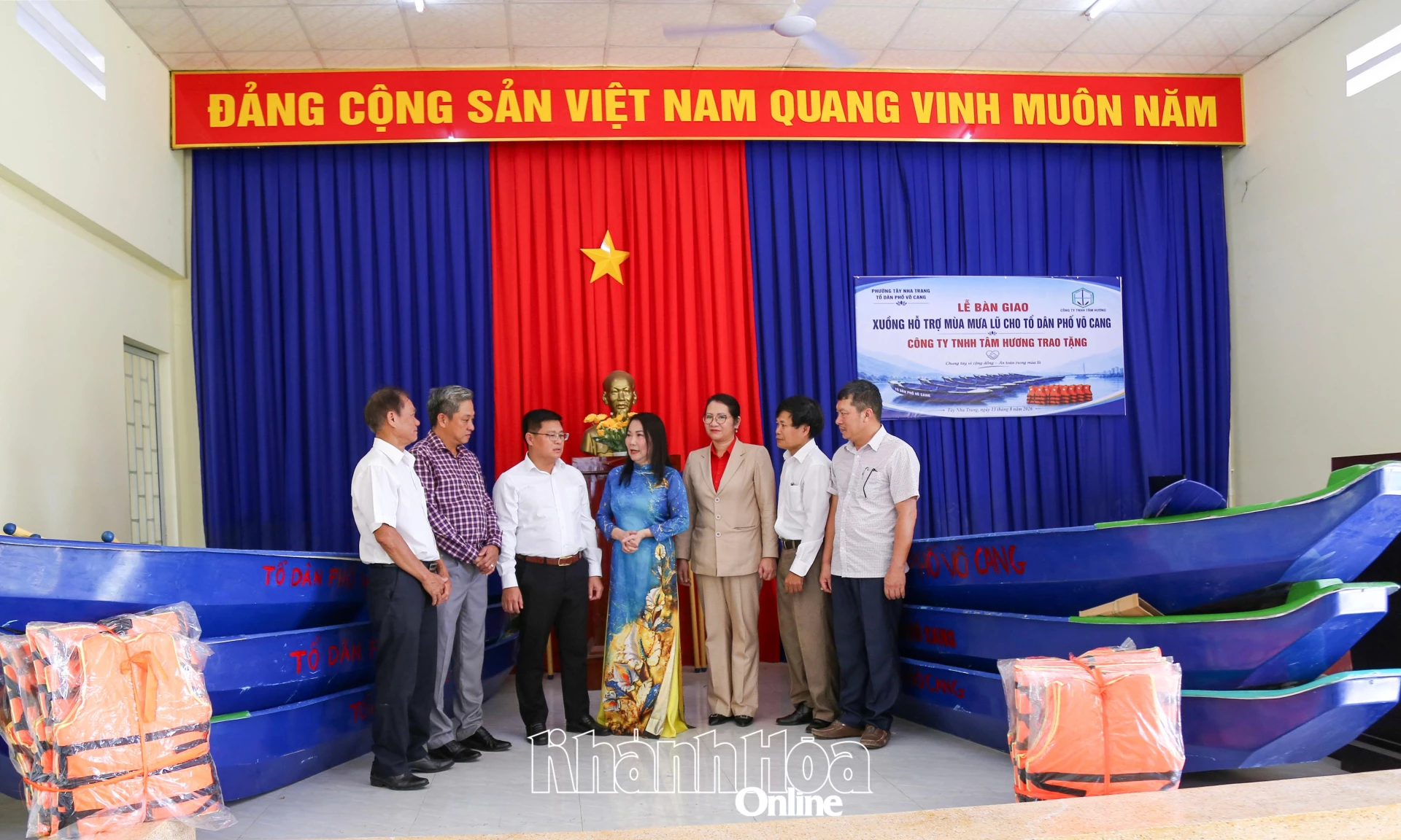 Những chiếc xuồng được trao tặng sẽ giúp các nhóm hộ gia đình ở tổ dân phố Võ Cang chủ động hơn trong mỗi mùa mưa lũ