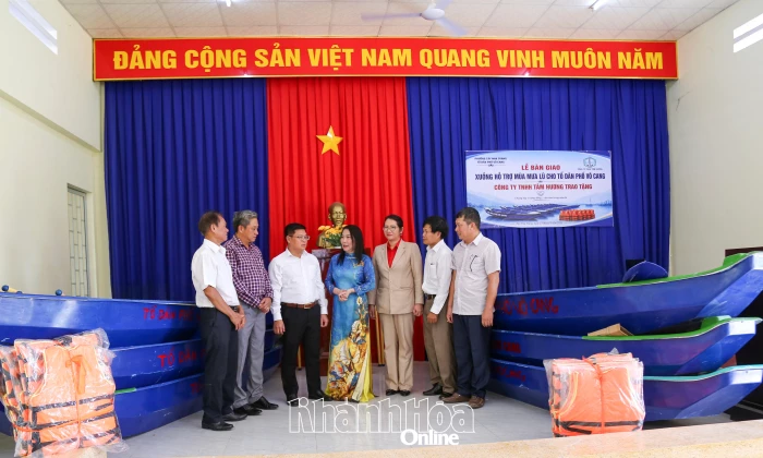 Món quà thiết thực cho vùng ngập lụt Võ Cang