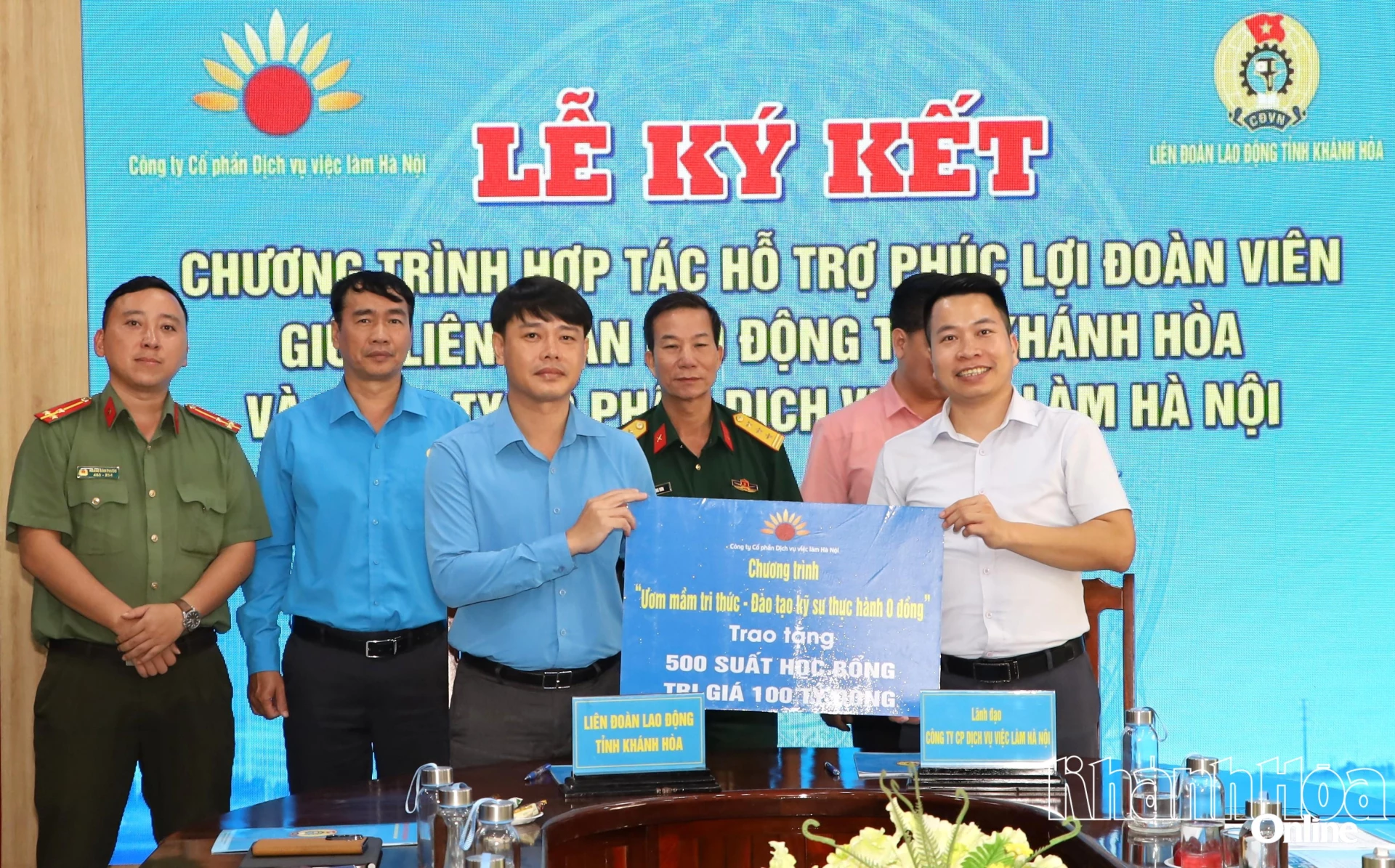 Lãnh đạo Công ty Cổ phần Dịch vụ Việc làm Hà Nội trao bảng tượng trưng 500 suất học bổng cho Liên đoàn Lao động tỉnh.