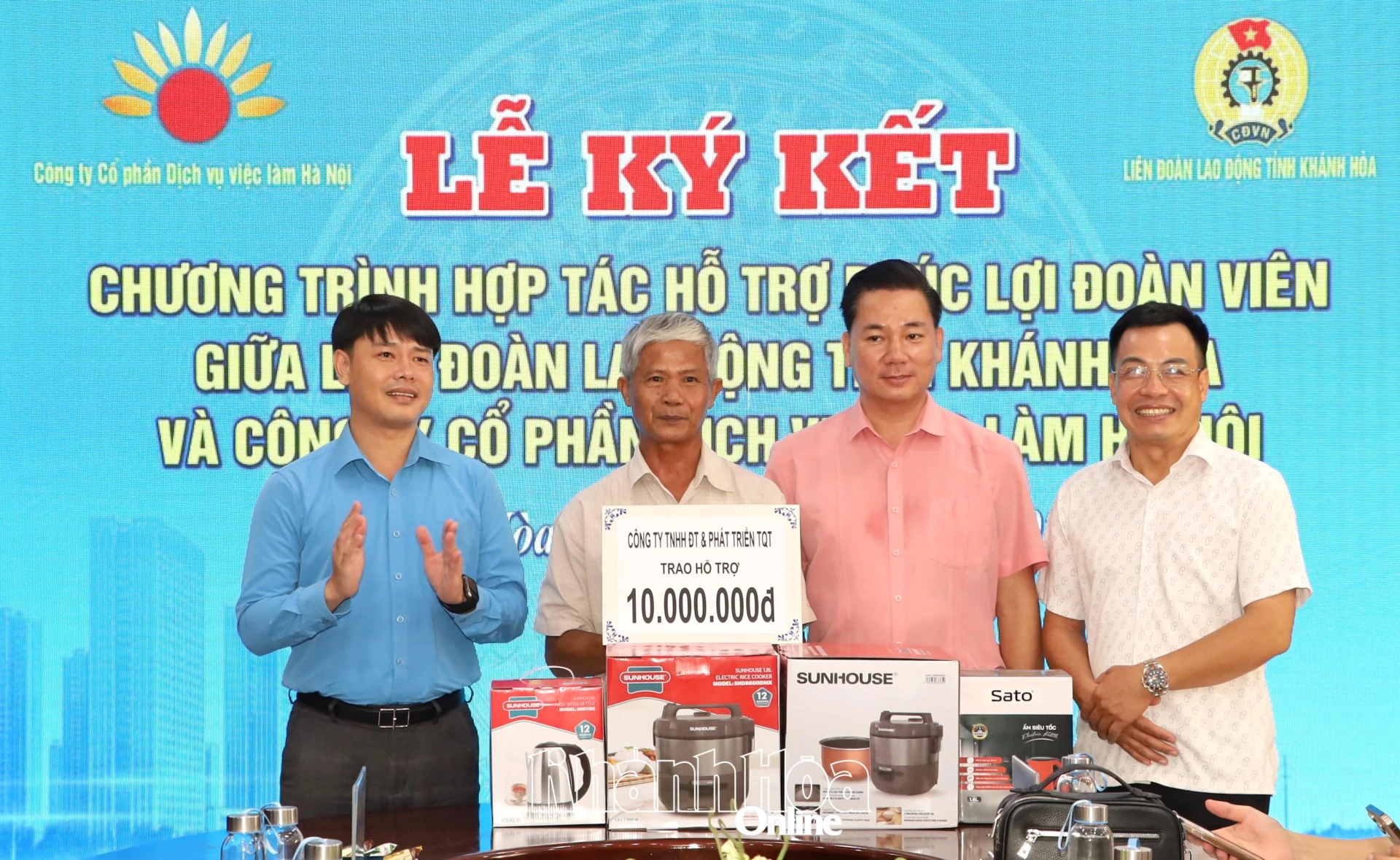 Công ty TNHH ĐT và Phát triển TQT và Báo Pháp Luật Việt Nam trao hỗ trợ cho Cơ sở bảo trợ xã hội ngoài công lập Phước Phúc.