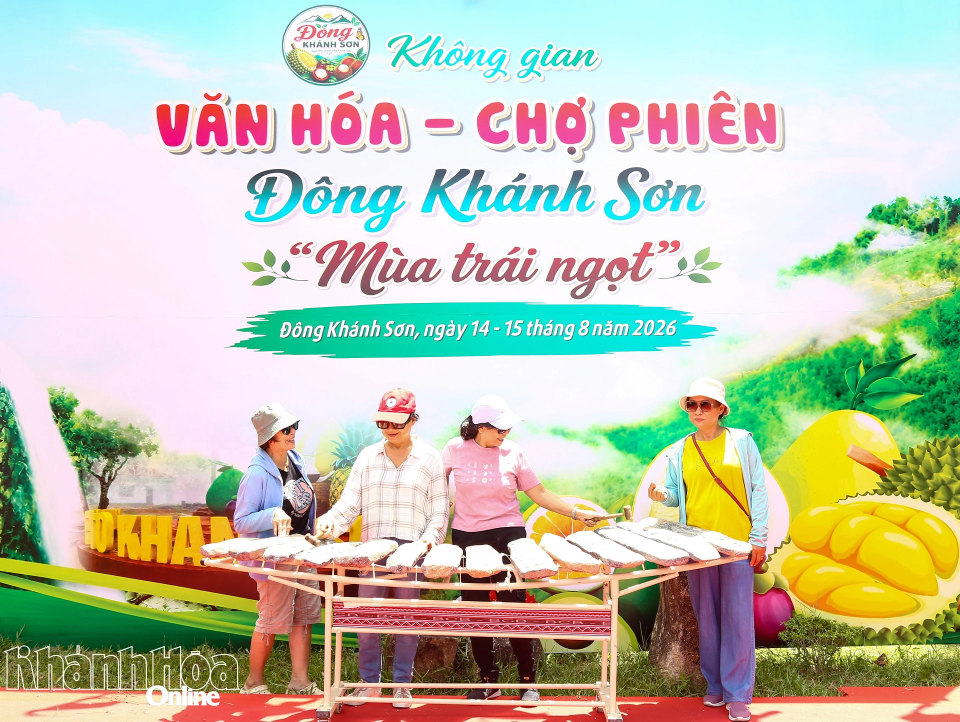 Du khách có những trải nghiệm thú vị với đàn đá Khánh Sơn