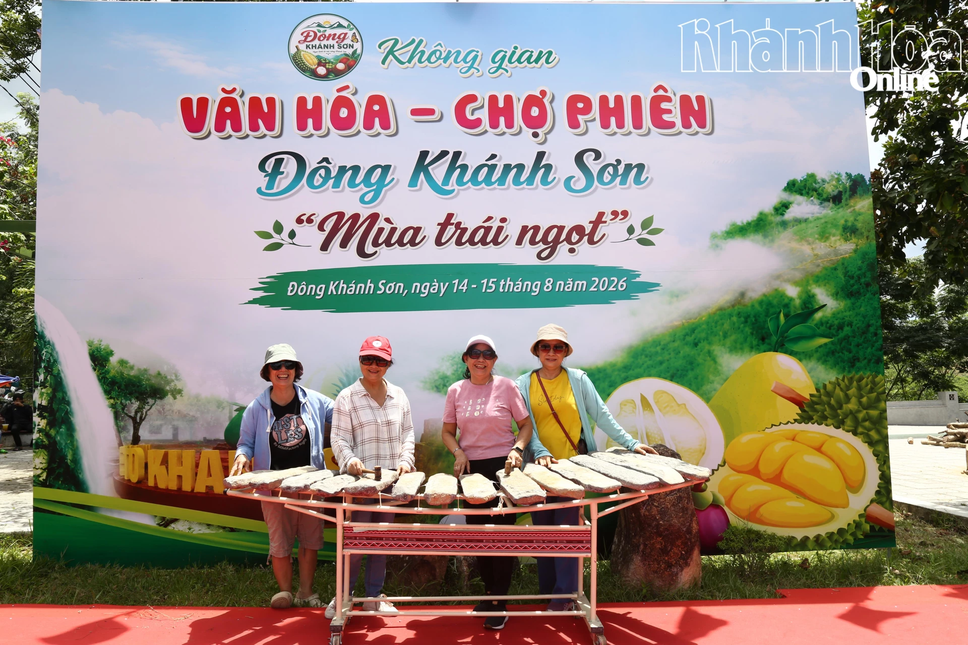 Du khách thích thú trải nghiệm đàn đá tại Không gian Văn hóa - Chợ phiên Đông Khánh Sơn.