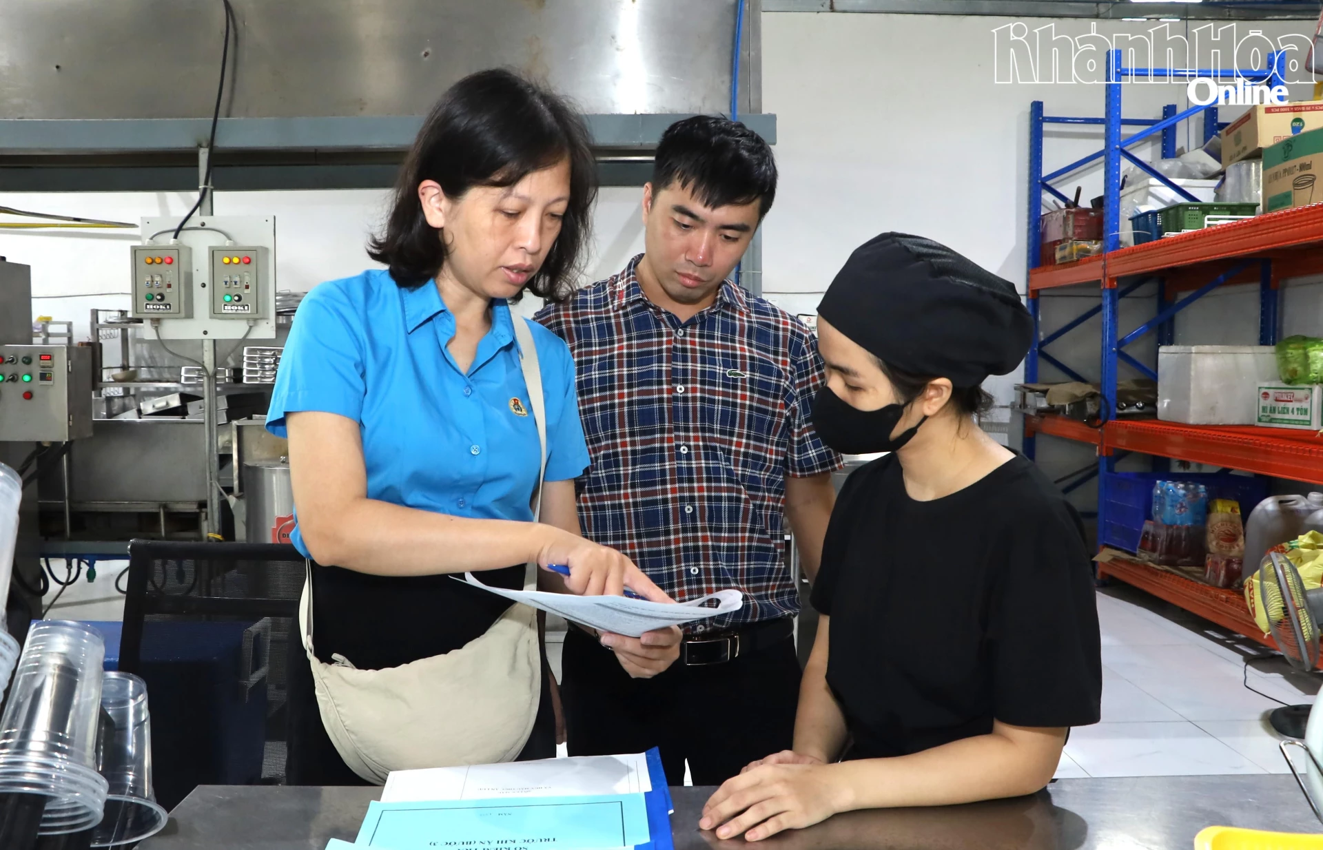 Kiểm tra việc Công ty TNHH Logistik Unicorp thực hiện các quy định tại bếp ăn tập thể.