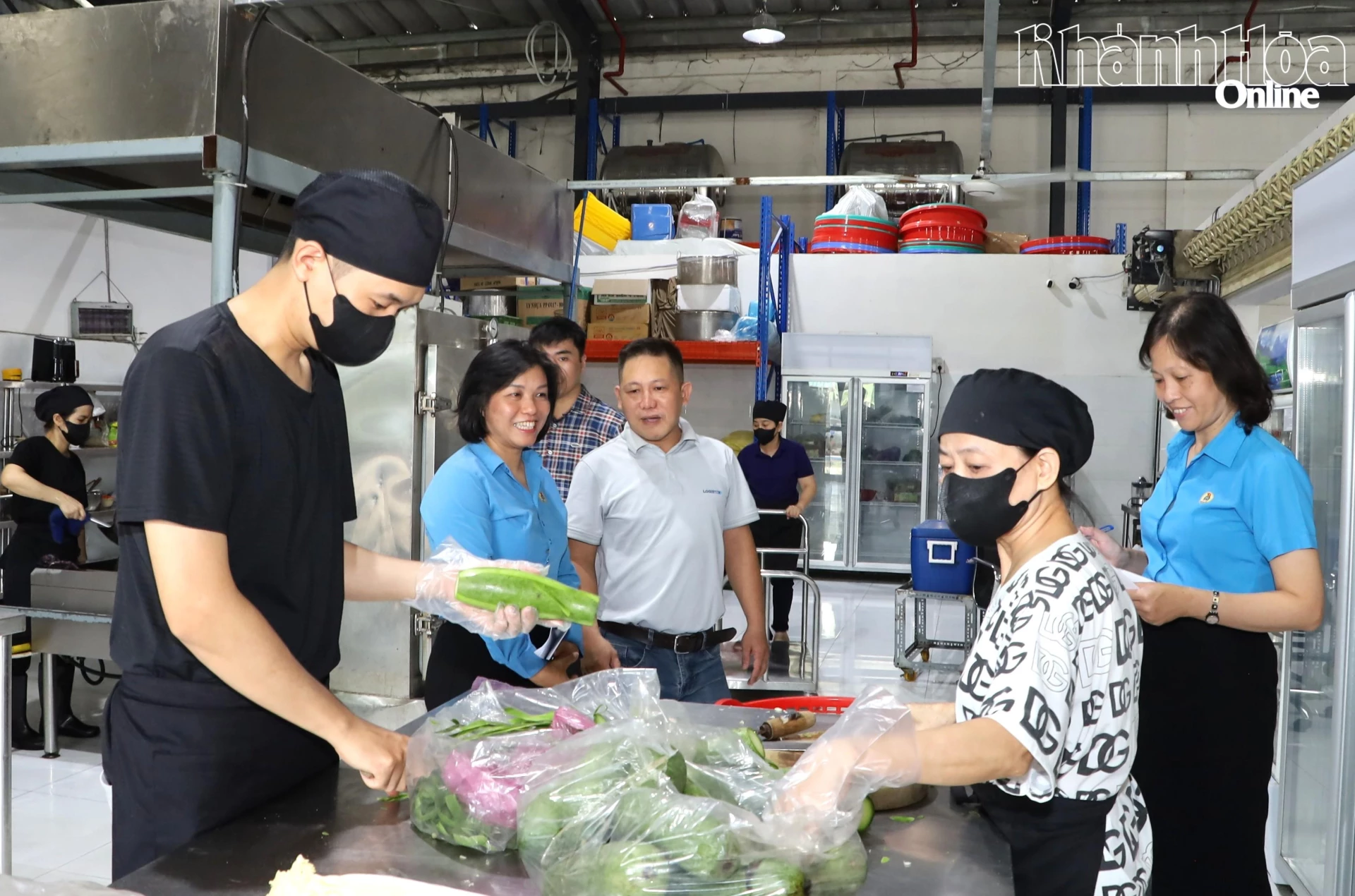 Đoàn khảo sát tại bếp ăn Công ty TNHH Logistik Unicorp.