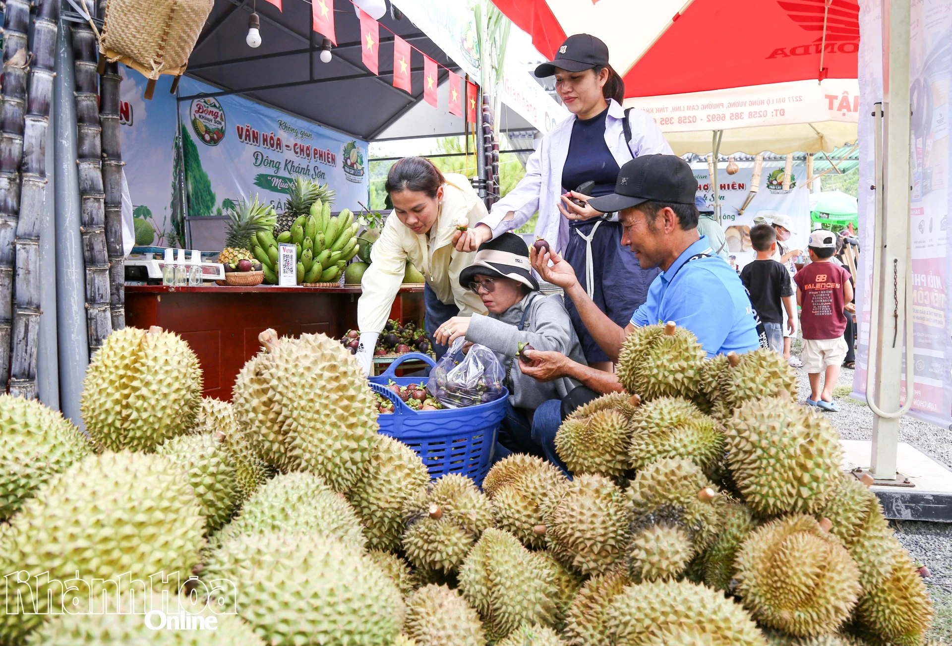 Du khách mua nông sản đặc trưng của xã Đông Khánh Sơn