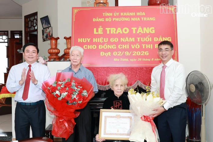 Phó Chủ tịch Thường trực HĐND tỉnh Lữ Thanh Hải trao Huy hiệu 60 năm tuổi Đảng cho đảng viên Võ Thị Rồi 